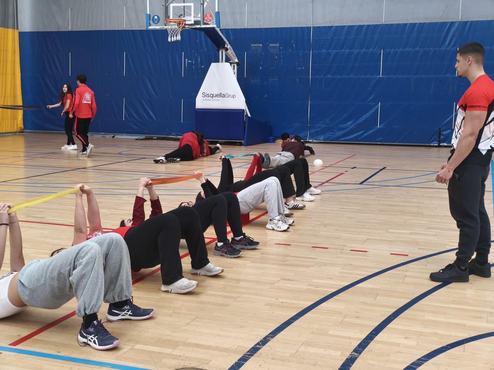 Treball de força i estabilitat al pavelló del PEM Guiera, amb supervisió dels monitors del CAR.