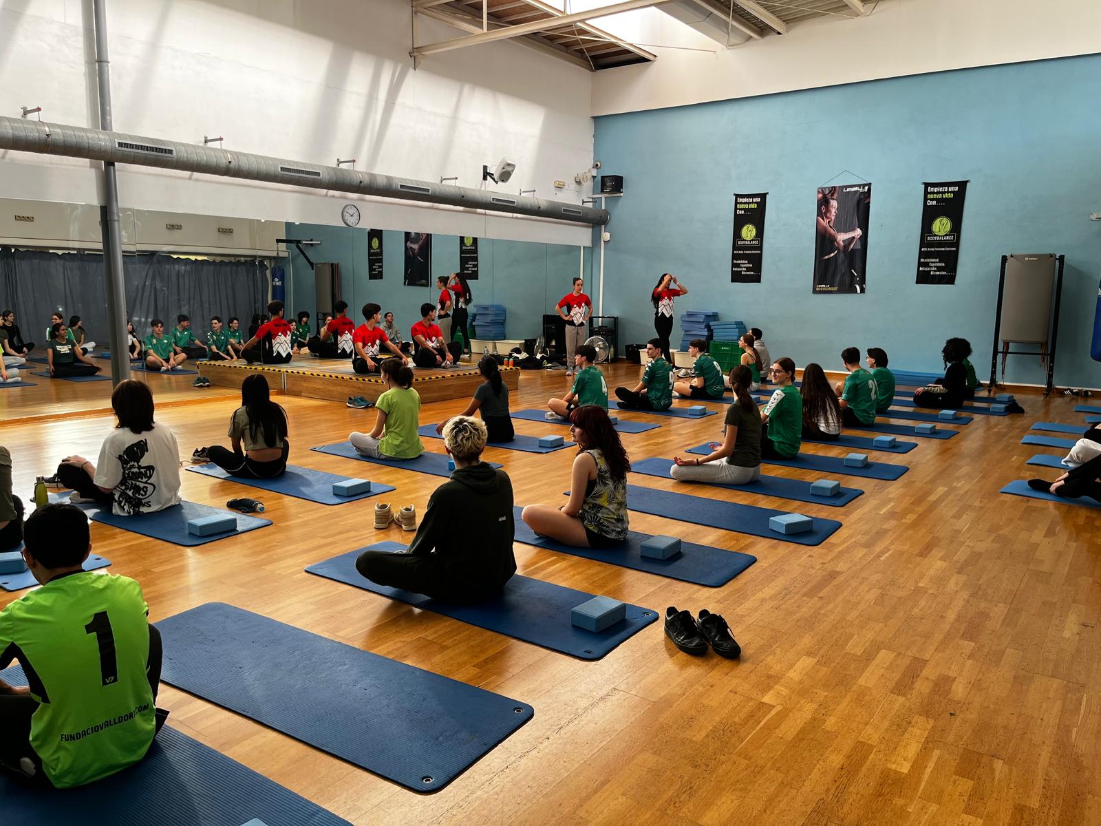 Moment de relaxació i ioga durant una de les sessions del matí, en un ambient participatiu i educatiu.