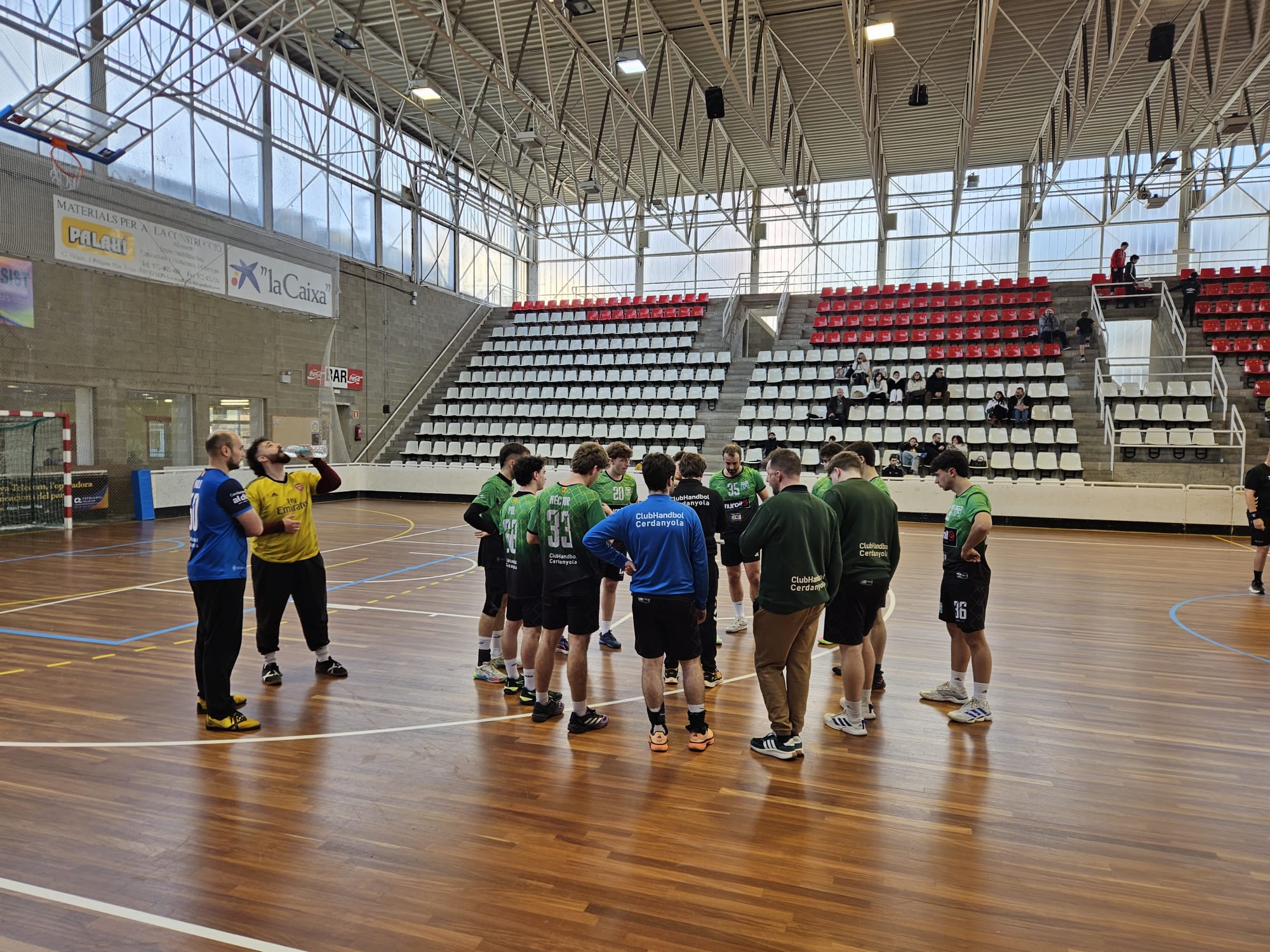 El Nuroil Club Handbol Cerdanyola es va desplaçar aquest diumenge a la difícil pista del Girona. FOTO: Club Handbol Cerdanyola