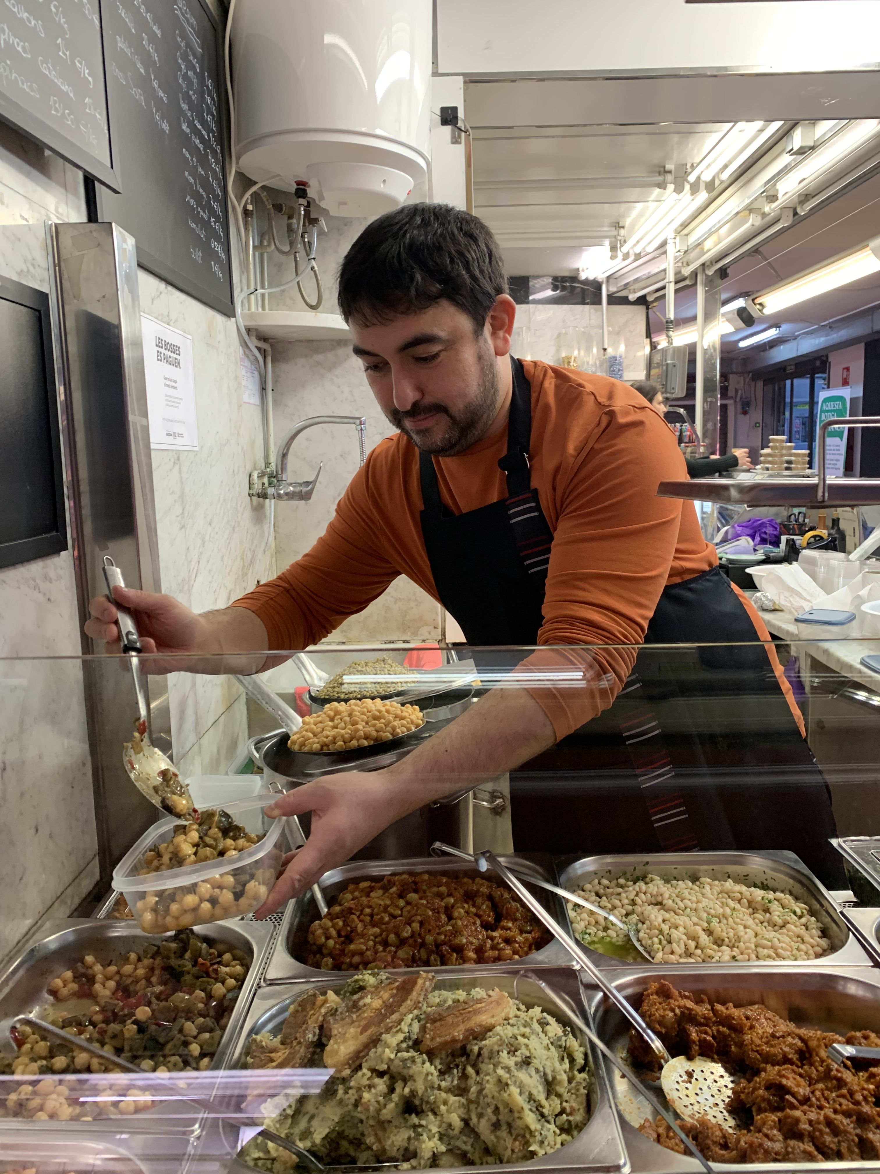 Ja hi ha qui porta el seu propi envàs per comprar llegum. Foto: Judit Josa