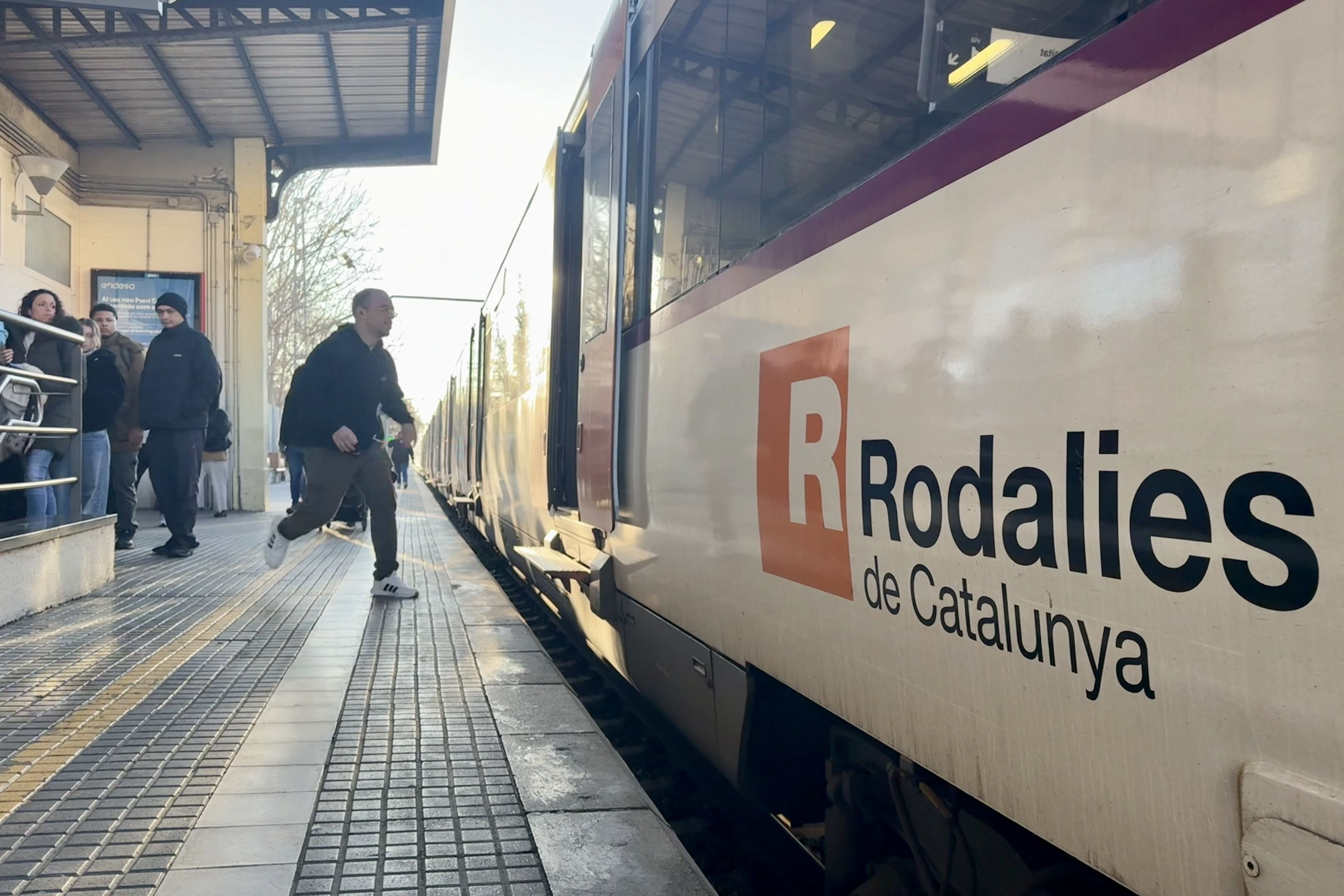 Un usuari de Rodalies corre per poder agafar un tren a Cerdanyola del Vallès, aquest dimarts, 3 de febrer.  FOTO: Albert Segura (ACN)