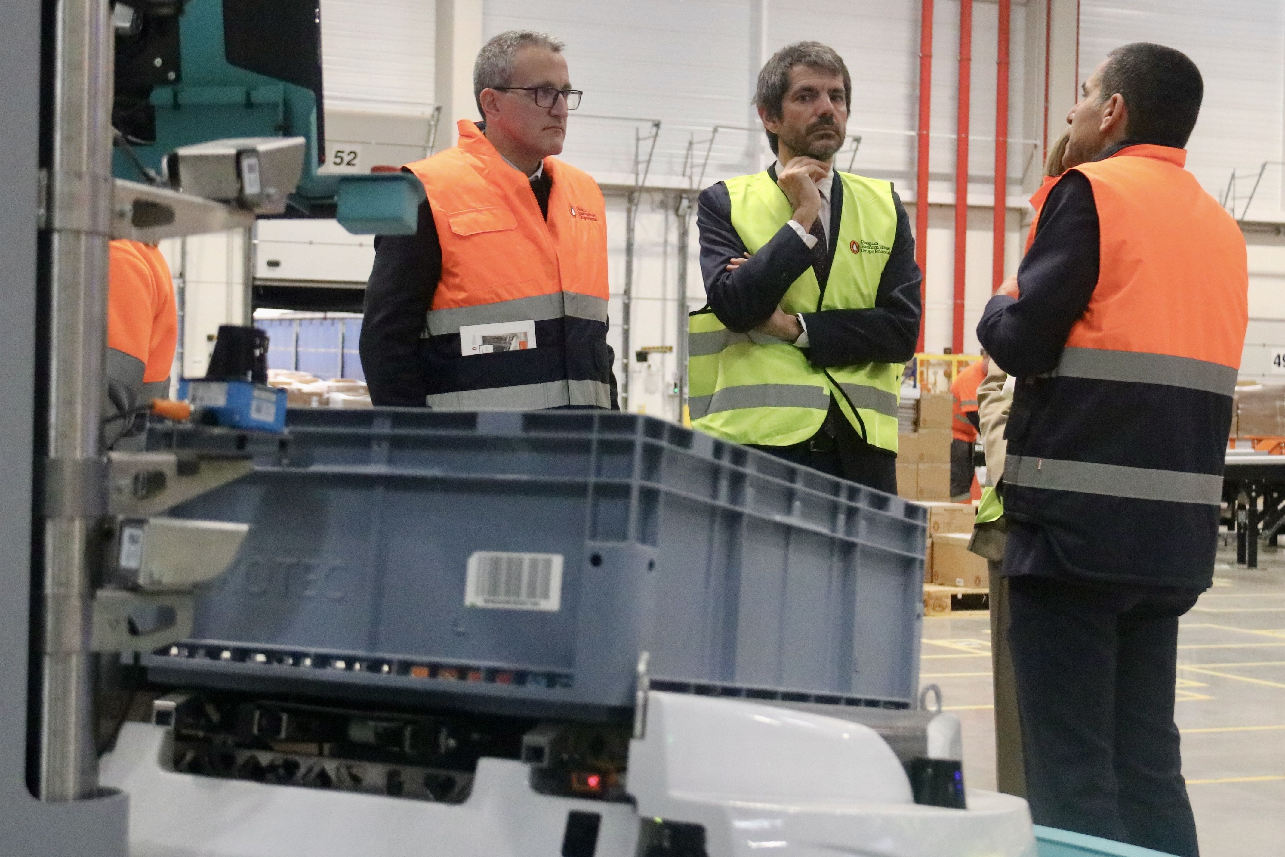 El ministre de Cultura, Ernest Urtasun, durant la seva visita a la seu de Penguin Random House a Cerdanyola, el dimecres 28 de gener. Foto: Albert Segura