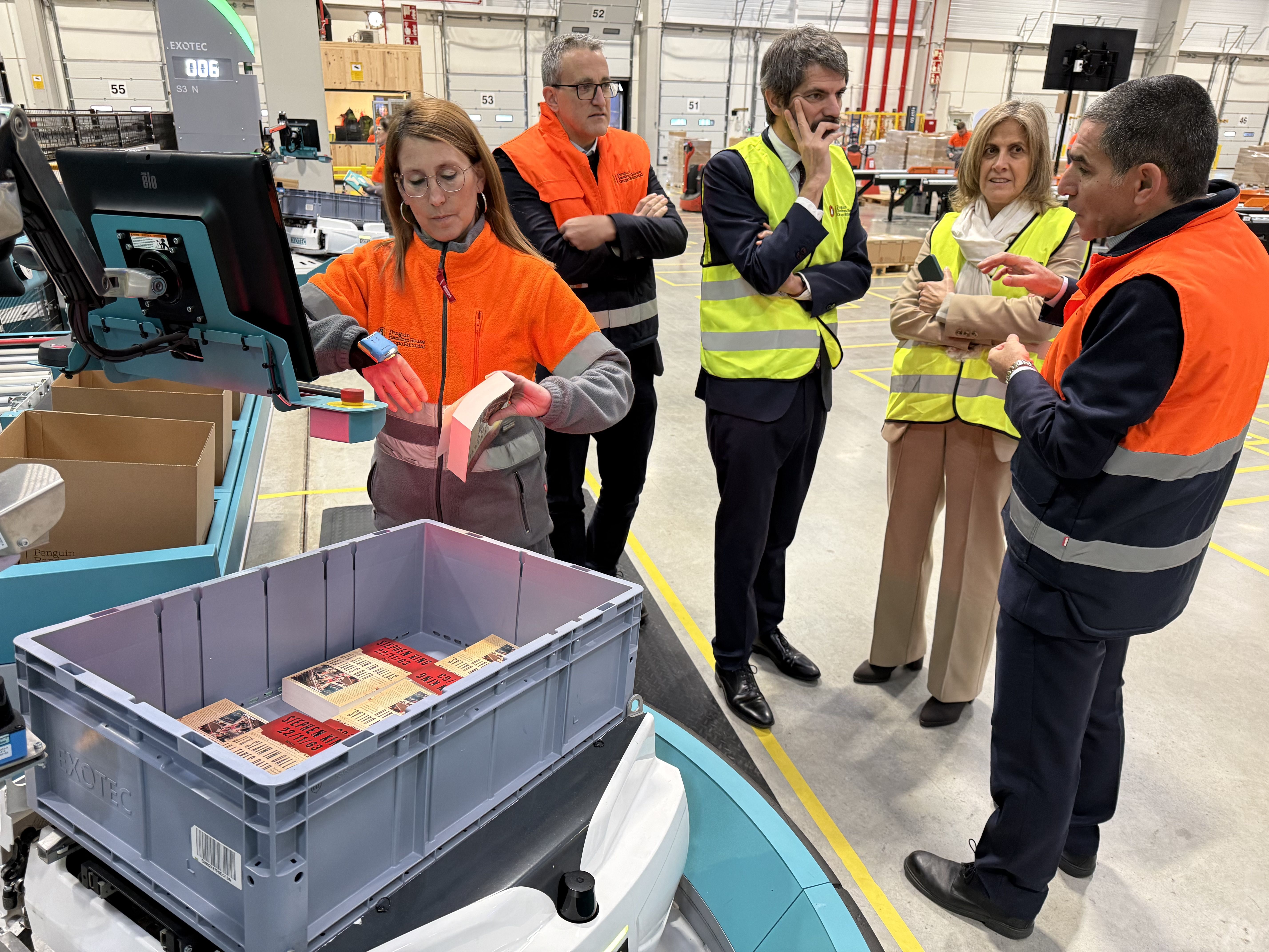 El ministre de Cultura, Ernest Urtasun, durant la seva visita a la seu de Penguin Random House a Cerdanyola, el dimecres 28 de gener. FOTO: Albert Segura