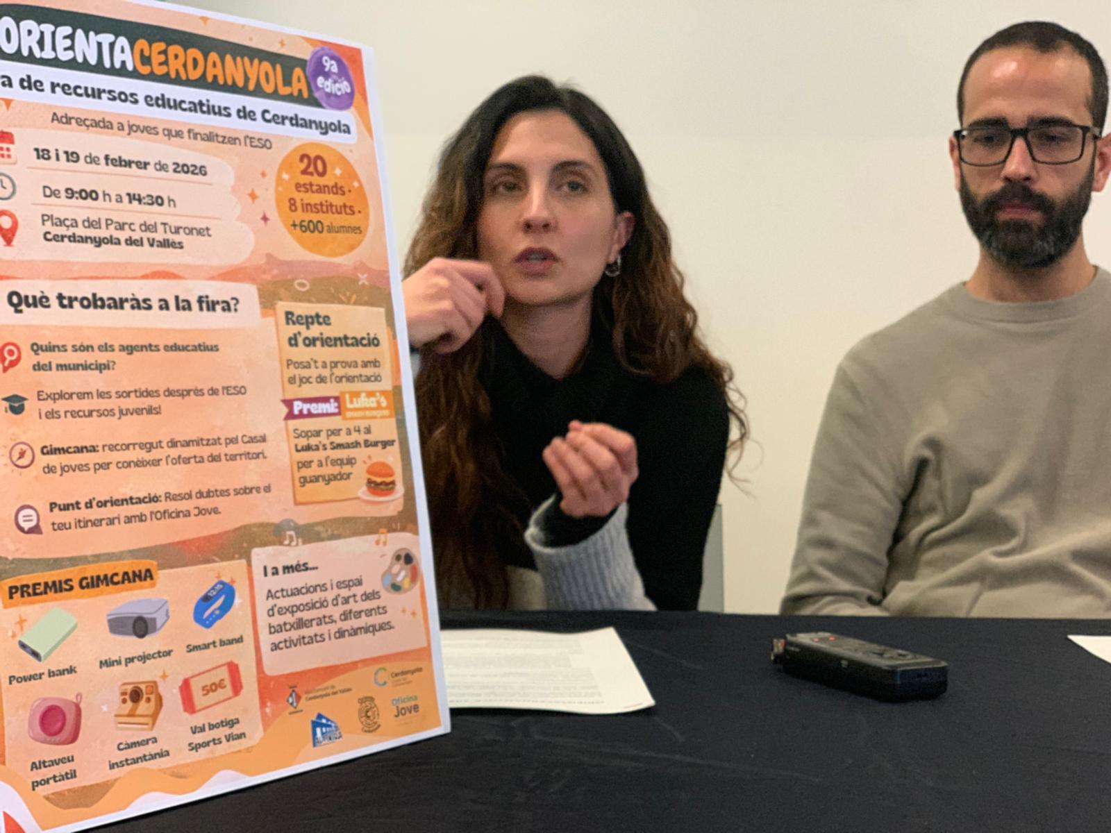 La orientadora Sara Parra amb el regidor de Joventut, Santi Moro, en la presentació de la novena edició de la Fira Orienta. FOTO: Judit Josa