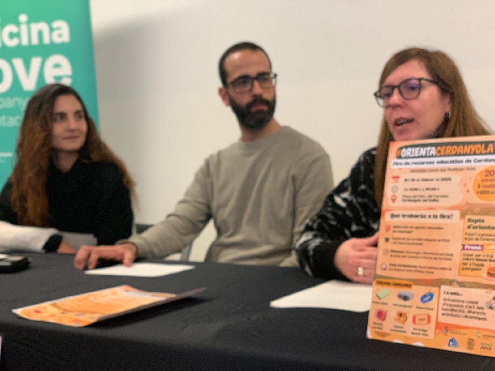 El regidor de Joventut, Santi Moro amb les orientadores del Casal de Joves, Sara Parra i Anna Martín en la presentació dimarts 3 de febrer de la novena edició de la Fira Orienta. FOTO: Judit Josa