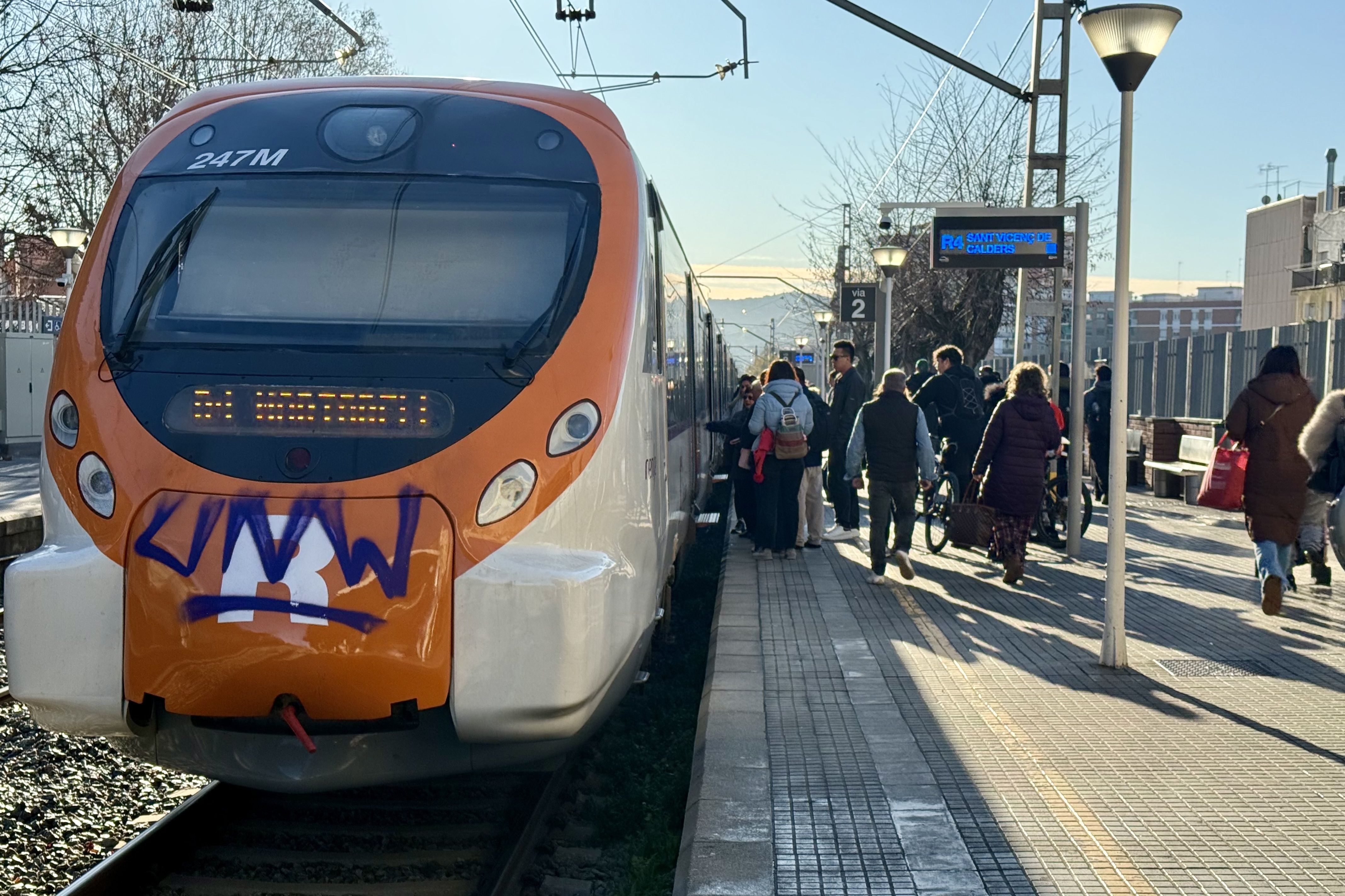 Un tren de Rodalies arribant a l'estació de Cerdanyola del Vallès, el 3 de febrer del 2026. FOTO: Albert Segura