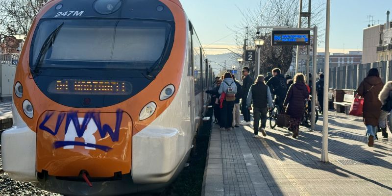 Un tren de Rodalies arribant a l'estació de Cerdanyola del Vallès, el 3 de febrer del 2026. FOTO: Albert Segura