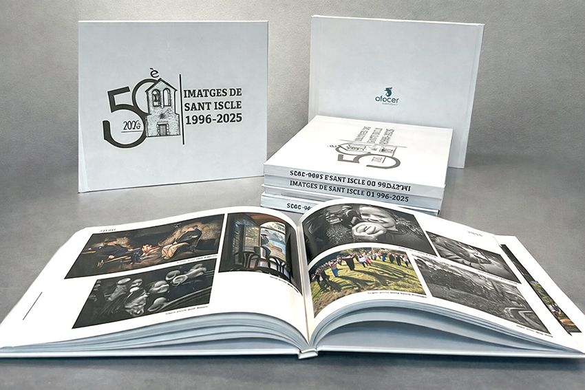 Imatge amb el llibre editat per AFOCER en commemoració des cinquanta anys del concurs fotogràfic aplec de Sant Iscle. FOTO: AFOCER