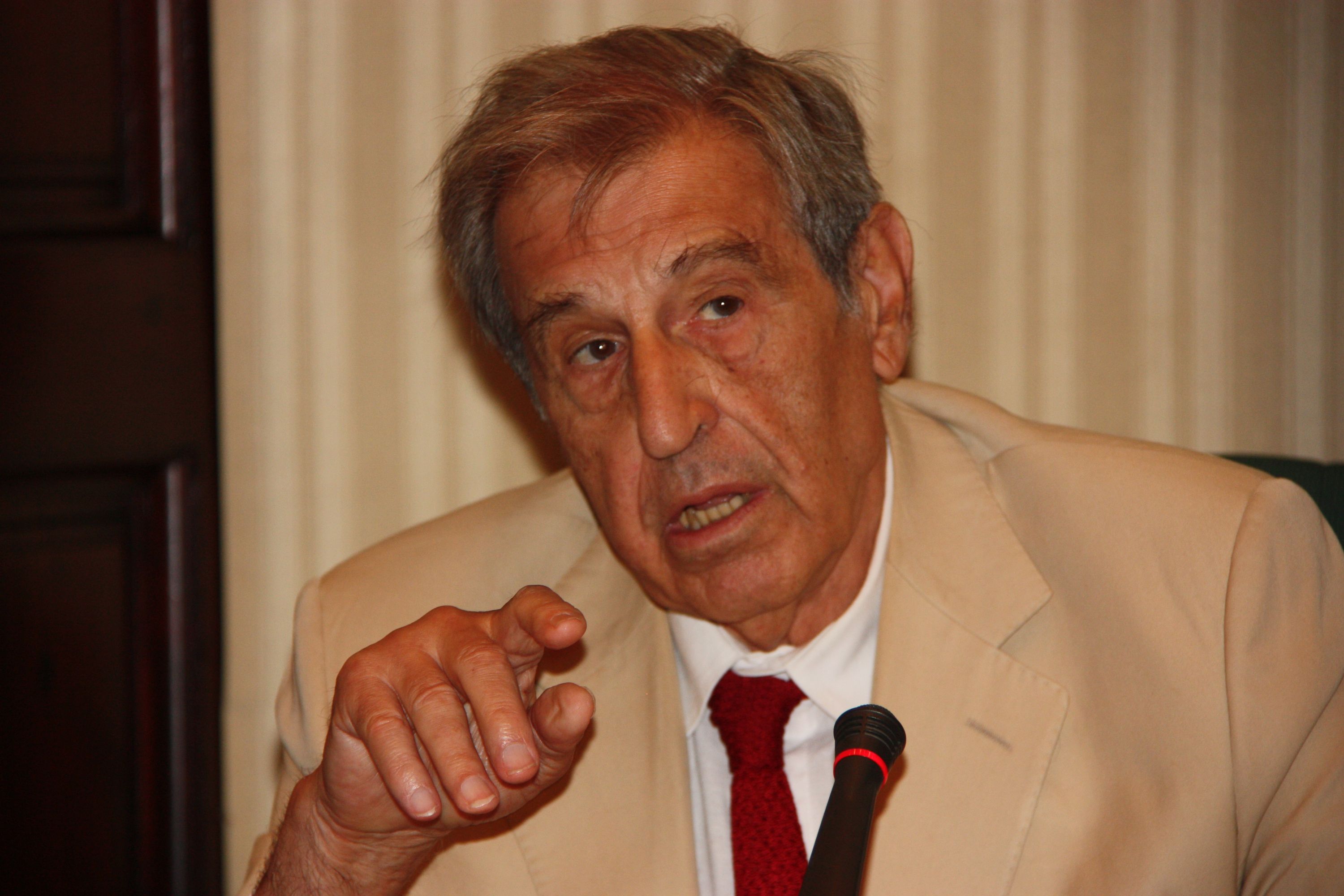 L'expresident de Caixa Catalunya, Antoni Serra Ramoneda, en un moment de la seva intervenció davant la comissió d'investigació sobre la gestió de les caixes el 29 de juliol del 2013 FOTO: Molina, Josep / Arxiu ACN