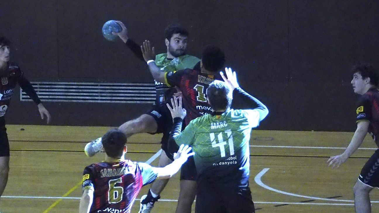 Acció d’atac del sènior masculí davant la defensa del rival. FOTO: Club Handbol Cerdanyola.