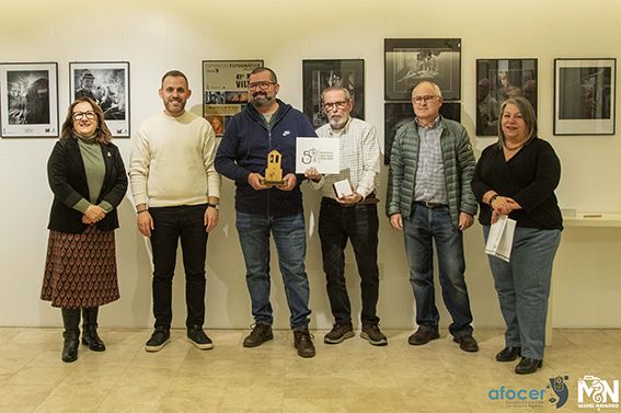 Lliurament de premis del  50è Concurs de l’Aplec de Sant Iscle, amb els representats municipals i d'AFOCER, davant les obres exposades. FOTO: Manel Navarro 22