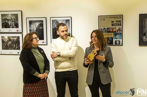 La fotògrafa Núria Puentes recull el premi a l’acte d’inauguració de l’exposició, de mans de l'alcalde Carlos Cordón i PIlar Adell. FOTO:  Manel Navarro