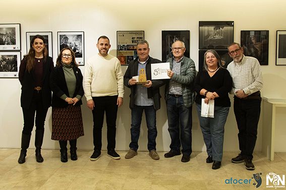 Lliurament d’un dels guardons del 50è Concurs de l’Aplec de Sant Iscle, en el marc de la inauguració de l’exposició a la Biblioteca Central. FOTO: Manel Navarro 