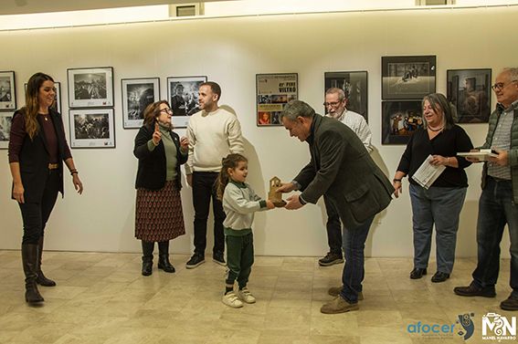 Lliurament d’un dels guardons del 50è Concurs de l’Aplec de Sant Iscle, en el marc de la inauguració de l’exposició a la Biblioteca Central. FOTO: Manel Navarro