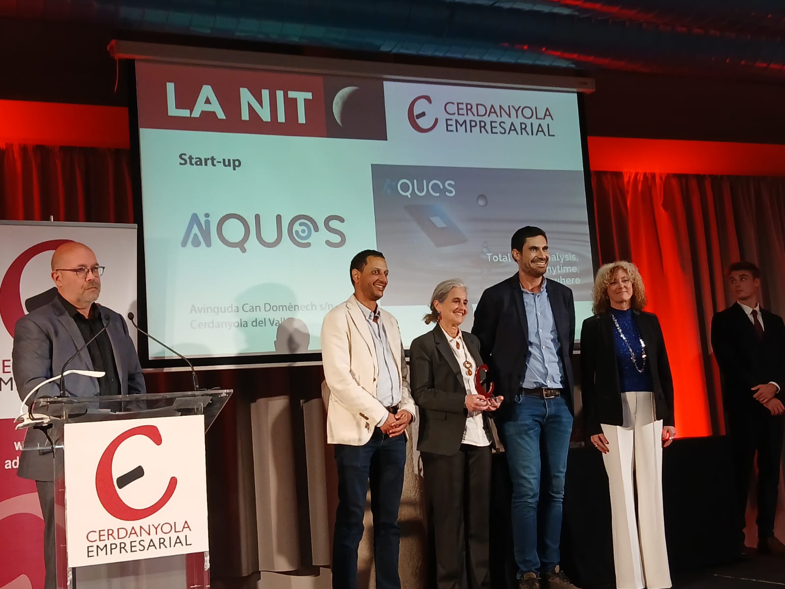 L'equip d'Aiquos recollint el premi de Cerdanyola Empresarial. Foto: Cedida