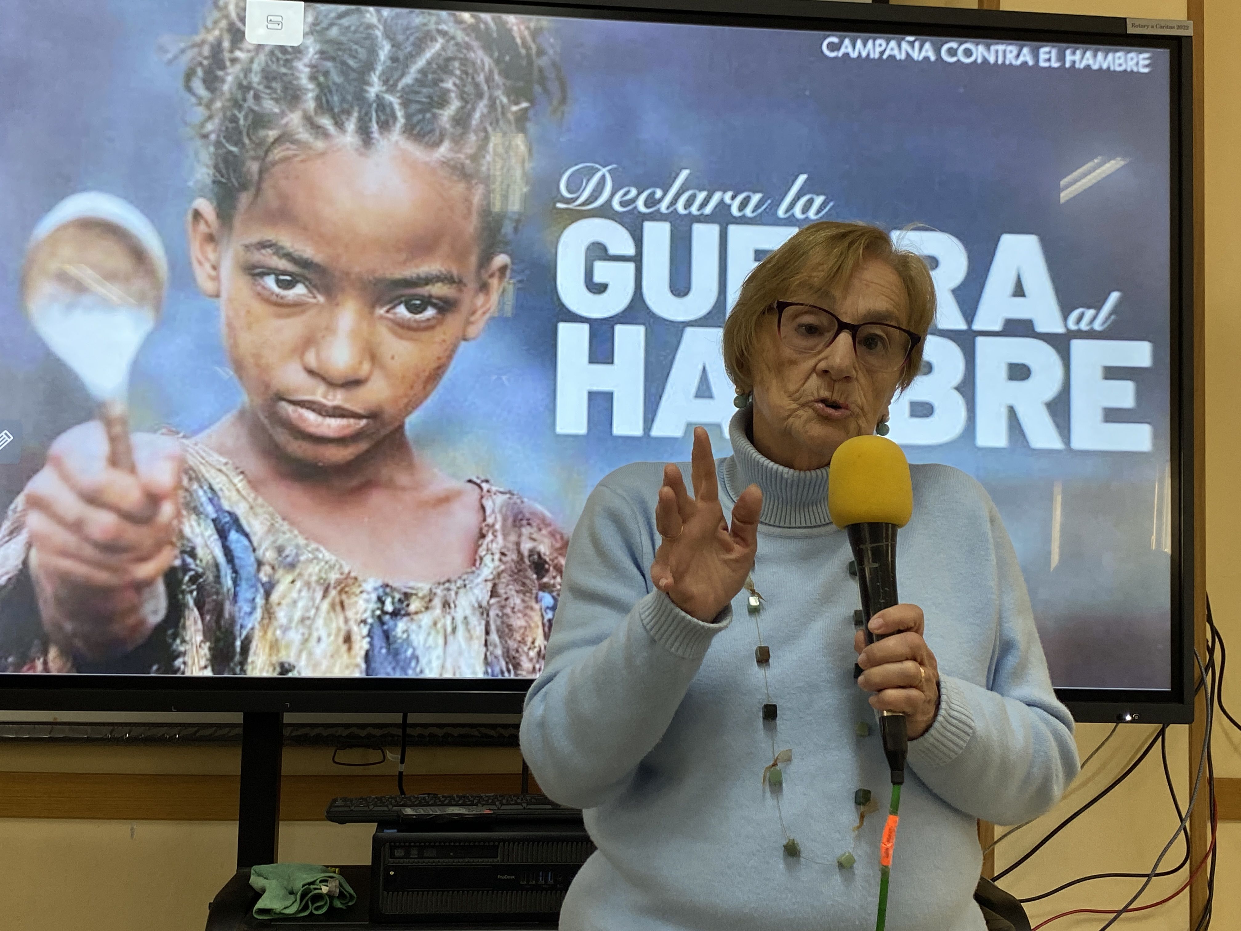 Intervencio de Cristina Real, responsable de Mans Unides Cerdanyola en la trobada anual de l'entitat. FOTO: J.A.H.