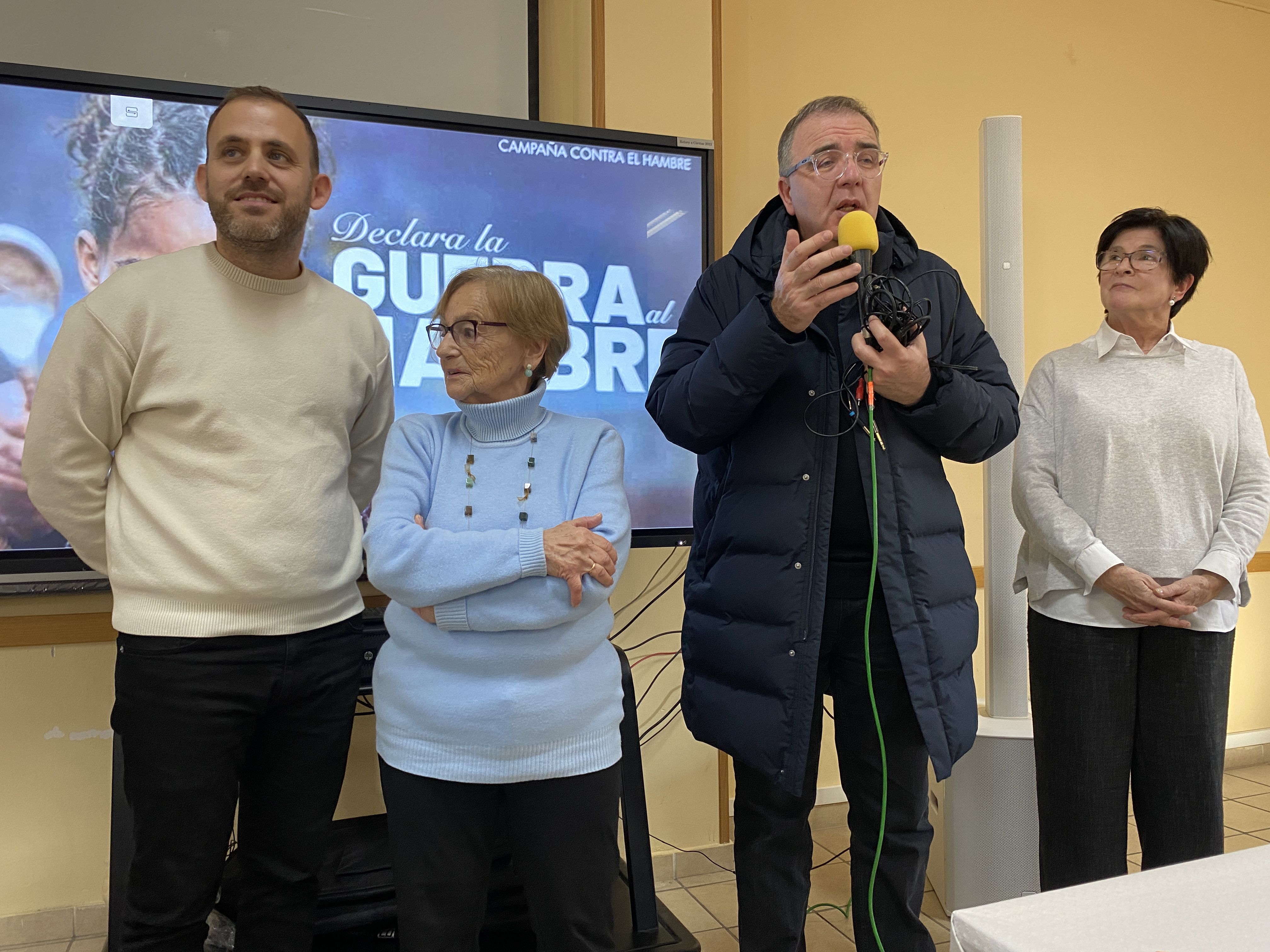 D'esquerra a dreta, l'alcalde Carlos Cordón, Cristina Real, Mossèn Joan Carles i Concepció Cabanes. FOTO: J.H.A