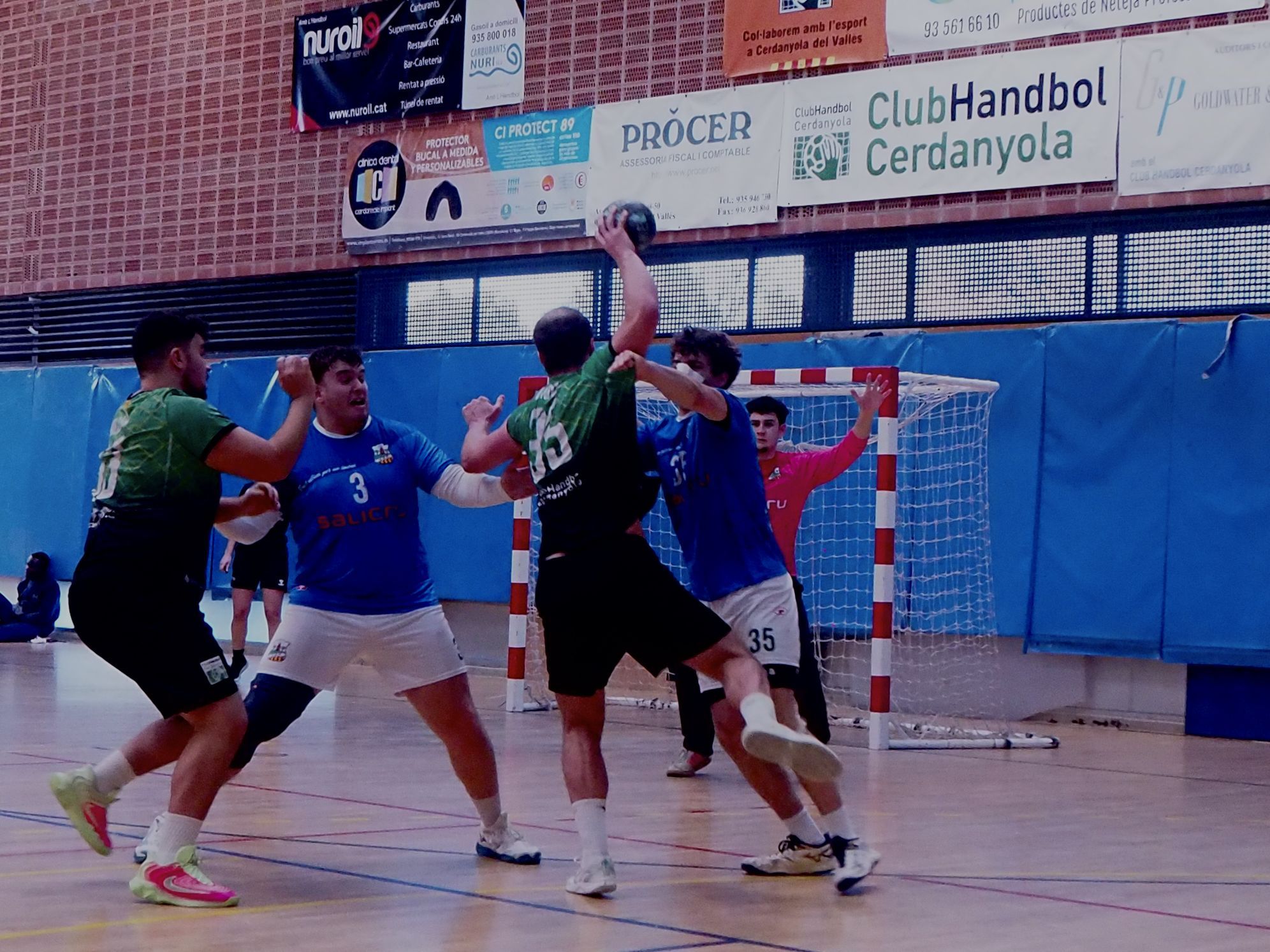 Acció ofensiva del Nuroil CH Cerdanyola davant la defensa del CH Palautordera. FOTO: CH Handbol.