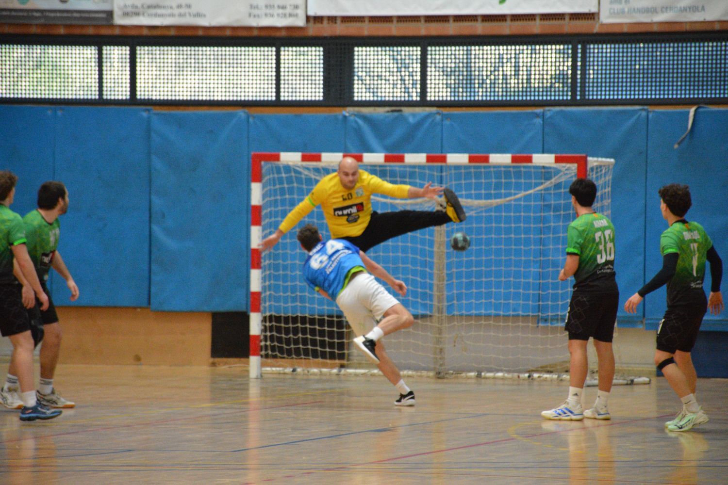 Aturada decisiva del porter del Nuroil Club Handbol Cerdanyola durant el partit disputat al Guiera, davan del CH Palautordera. FOTO: CH Handbol Cerdanyola.