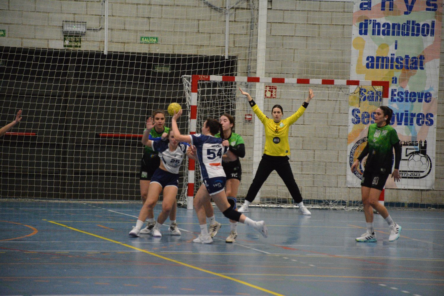 Acció defensiva del Procer CH Cerdanyola, amb la portera atenta sota pals. FOTO: CH Handbol