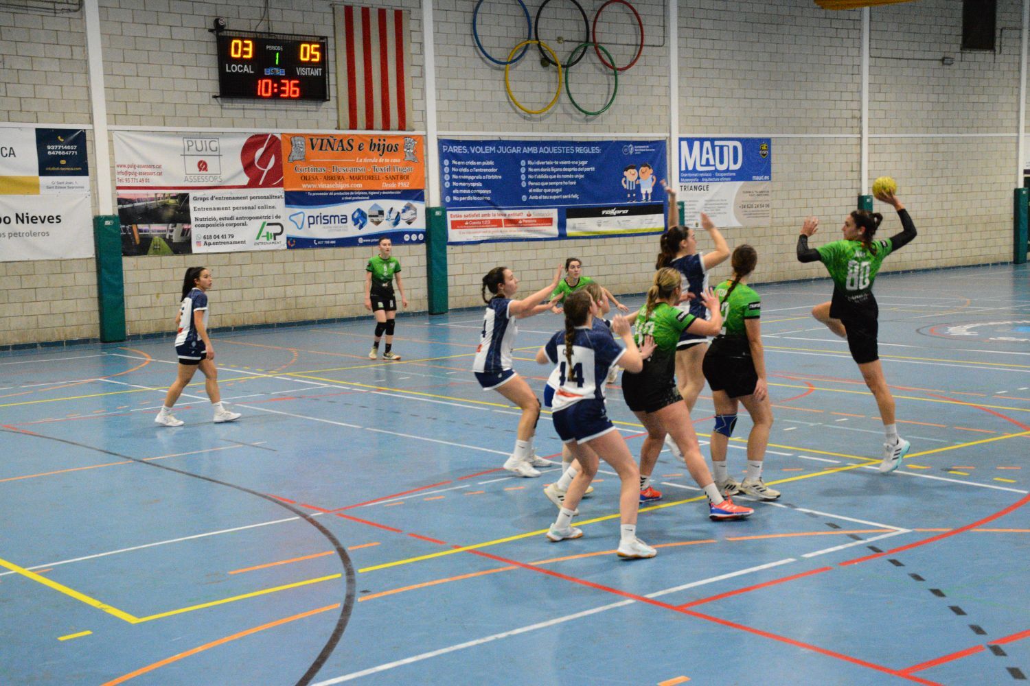 L’atac del Procer CH Cerdanyola buscant el llançament davant la defensa local. FOTO: CH Handbol