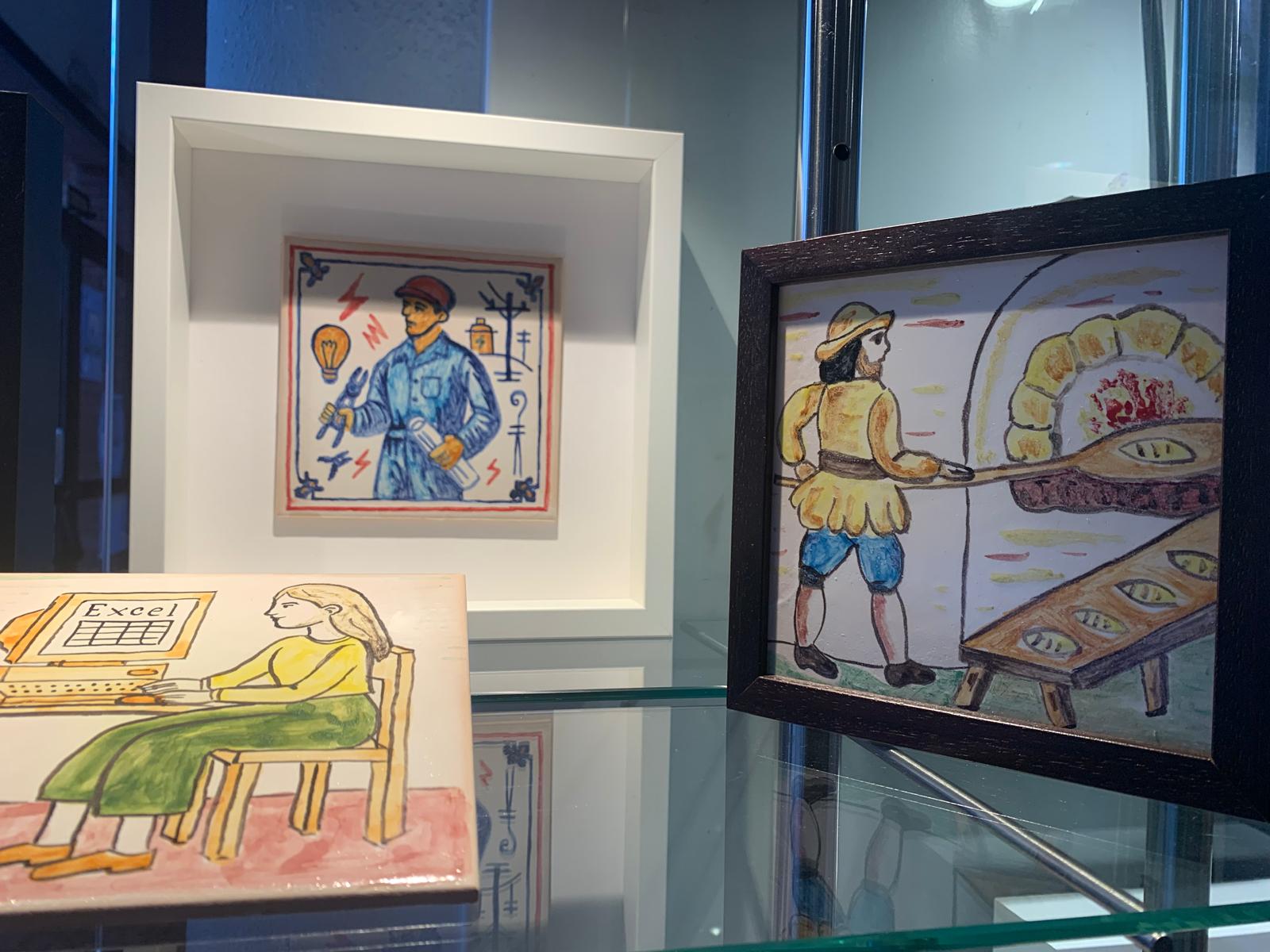 Mostra de les rajoles exposades, algunes representen oficis tradicionals, d'altres de contemporanis. FOTO: Judit Josa