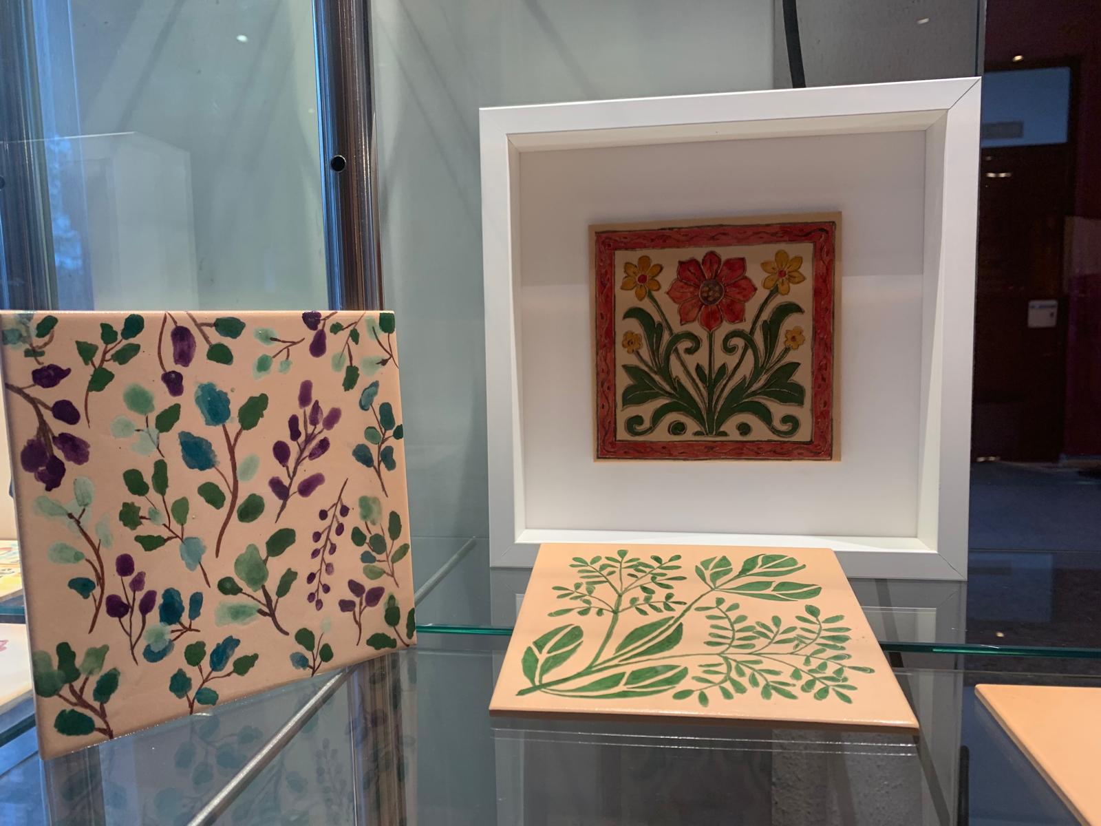 La representació d'oficis es complementa amb motius florals i simbòlics. FOTO: Judit Josa