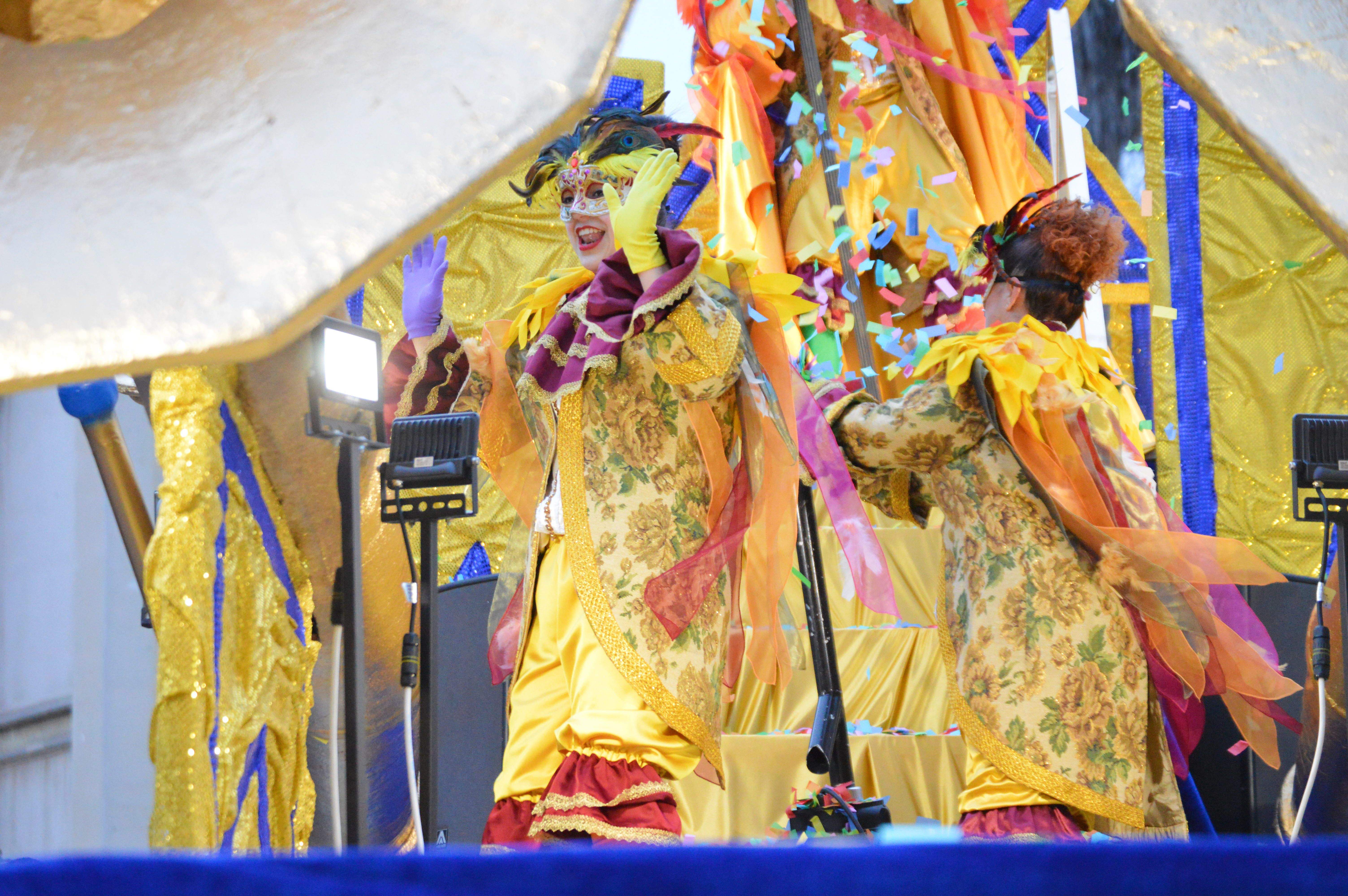 Entitats, escoles i comerços locals partipen en la rua. Foto: Nora Muñoz