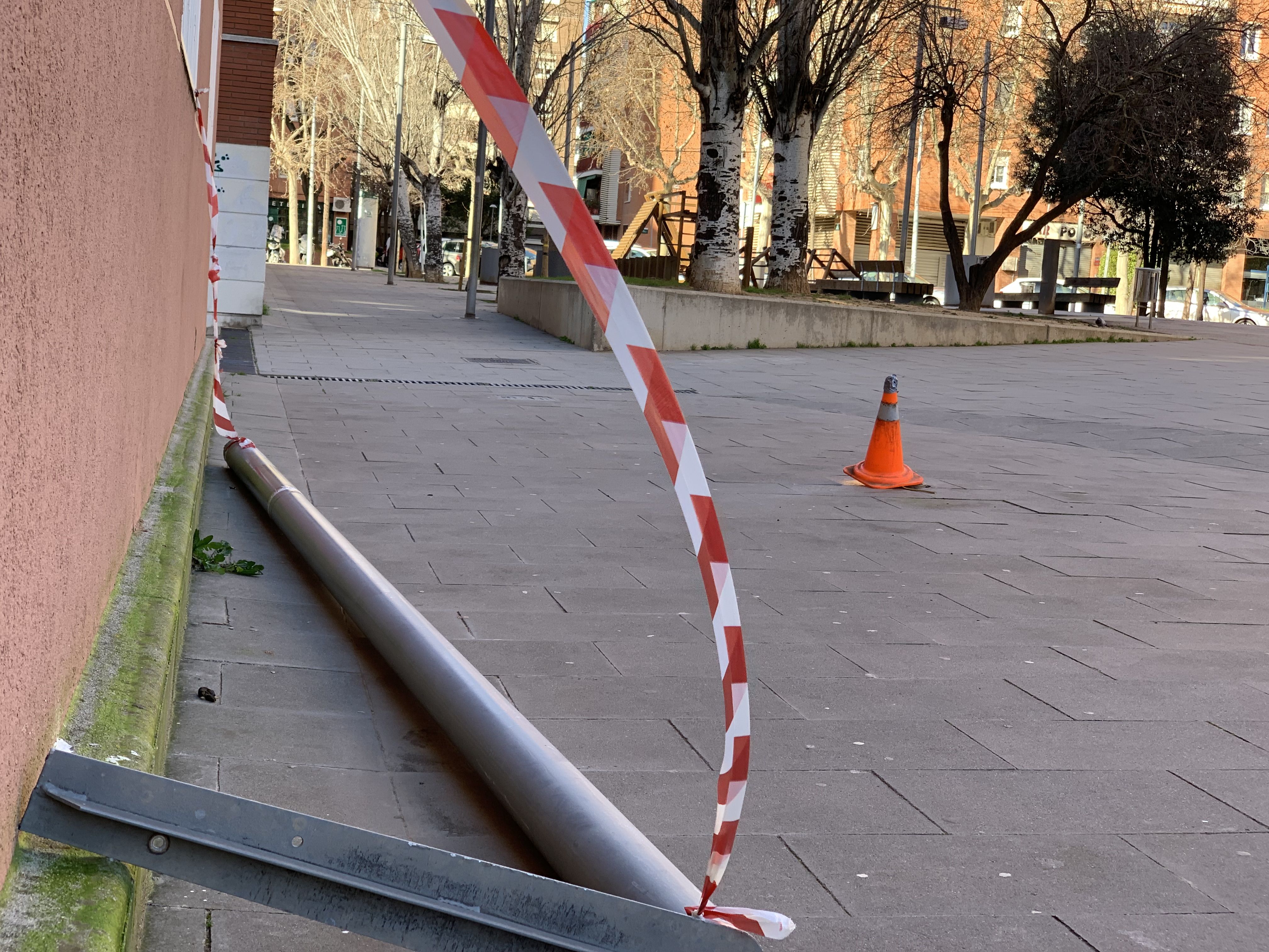 Fanal caigut a la plaça de Valle Inclán, a prop del CAP de Serraperera, al barri de Banús. FOTO: Judit Josa