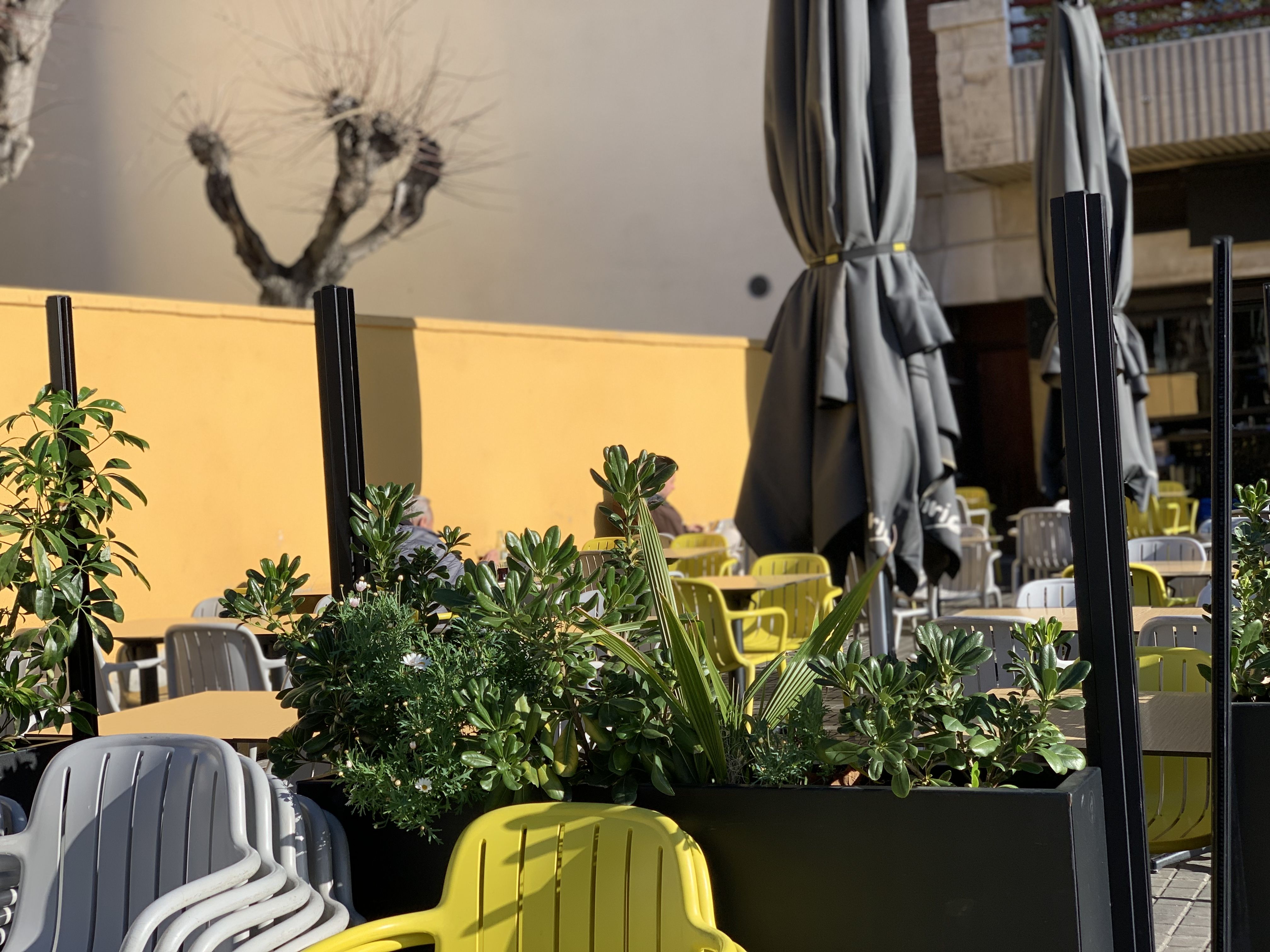 Terrassa del passeig de Cordelles amb els tendals recollits. FOTO: Judit Josa