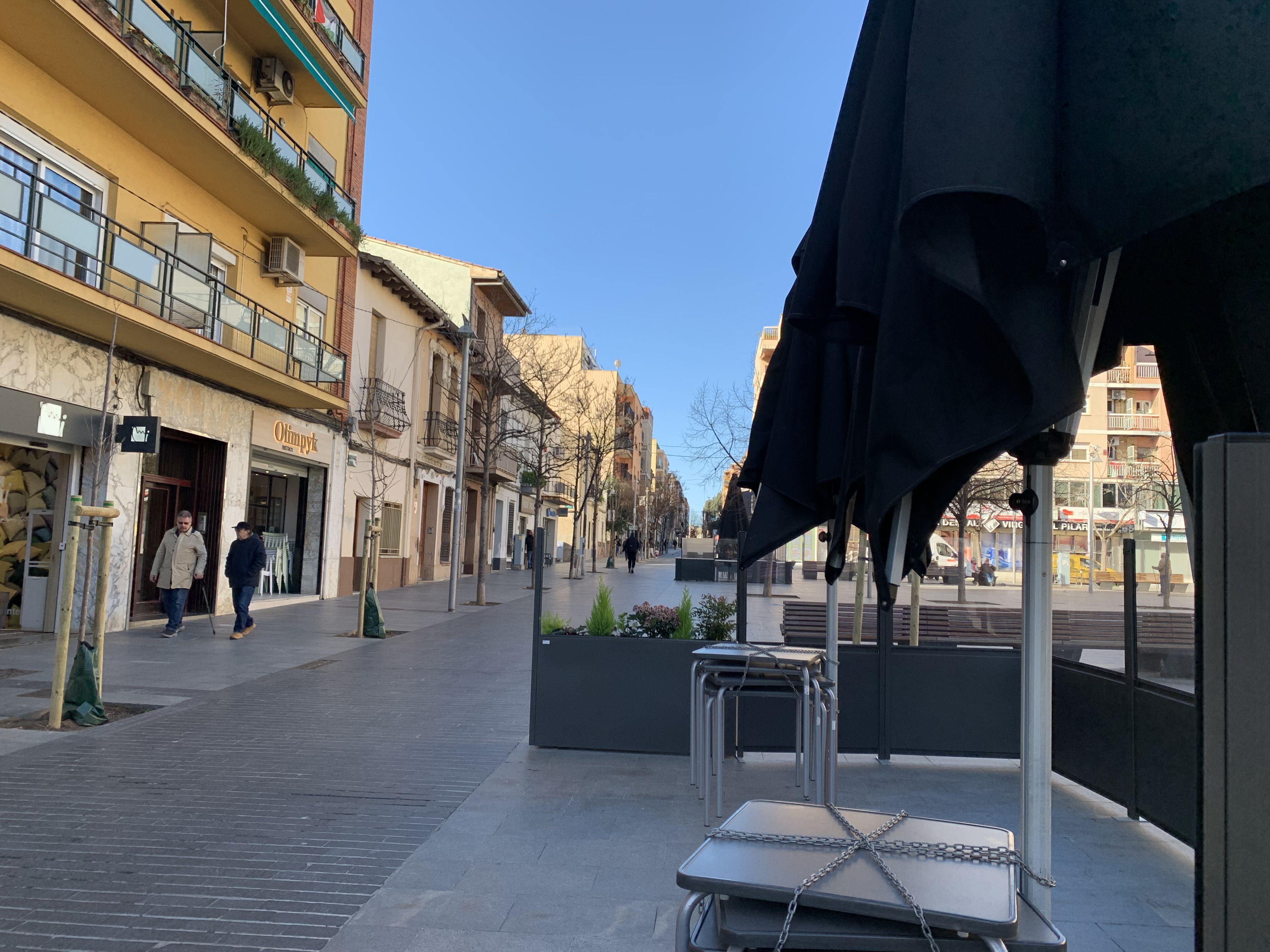 Terrasses de la plaça Abat Oliba, la majoria estaven buides i totes tenien els tendals recollits. FOTO: Judit Josa