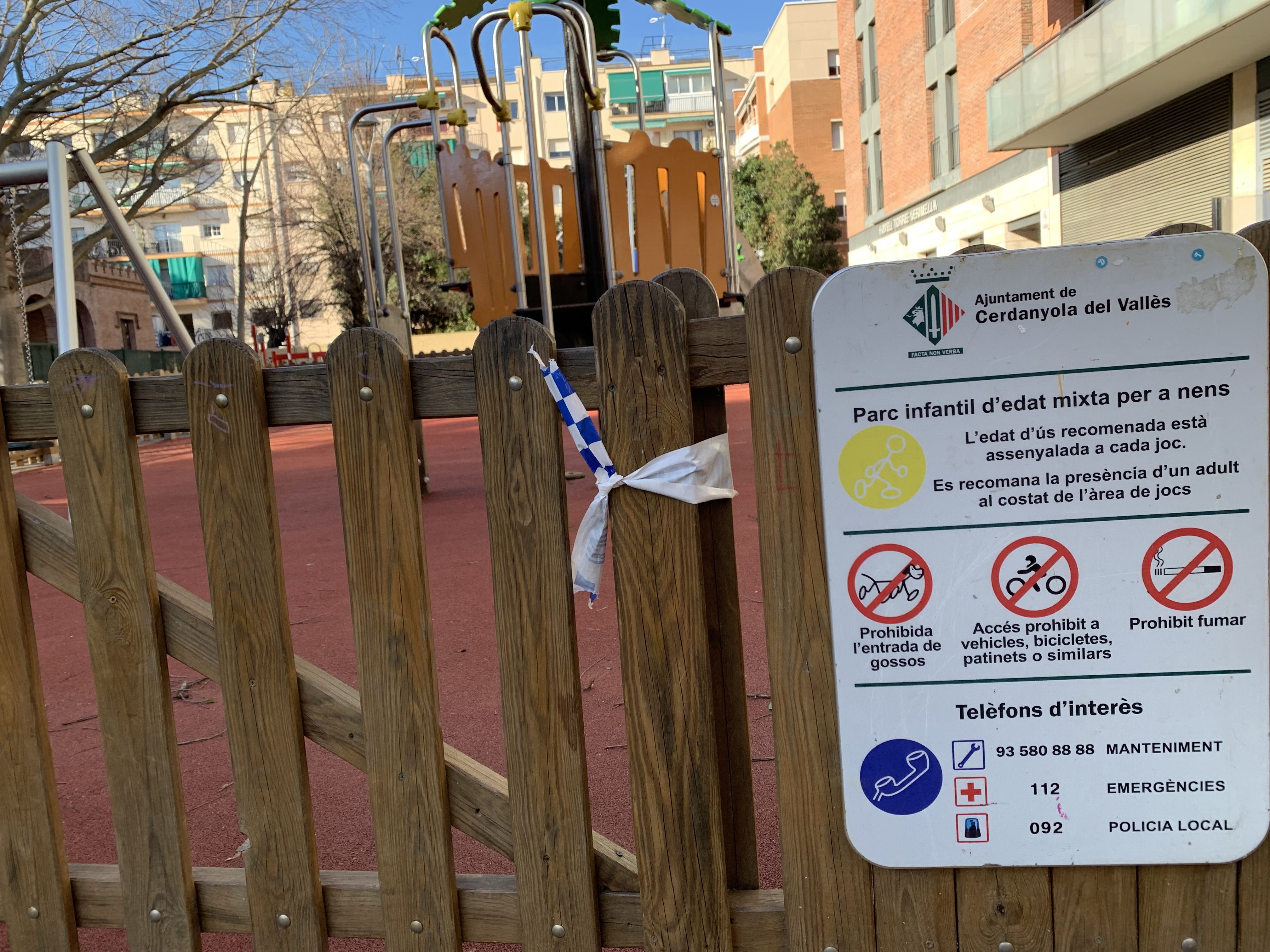 El parc infantil de la Torre Vermella amb la porta precintada davant l'alerta de vent. FOTO: Judit Josa