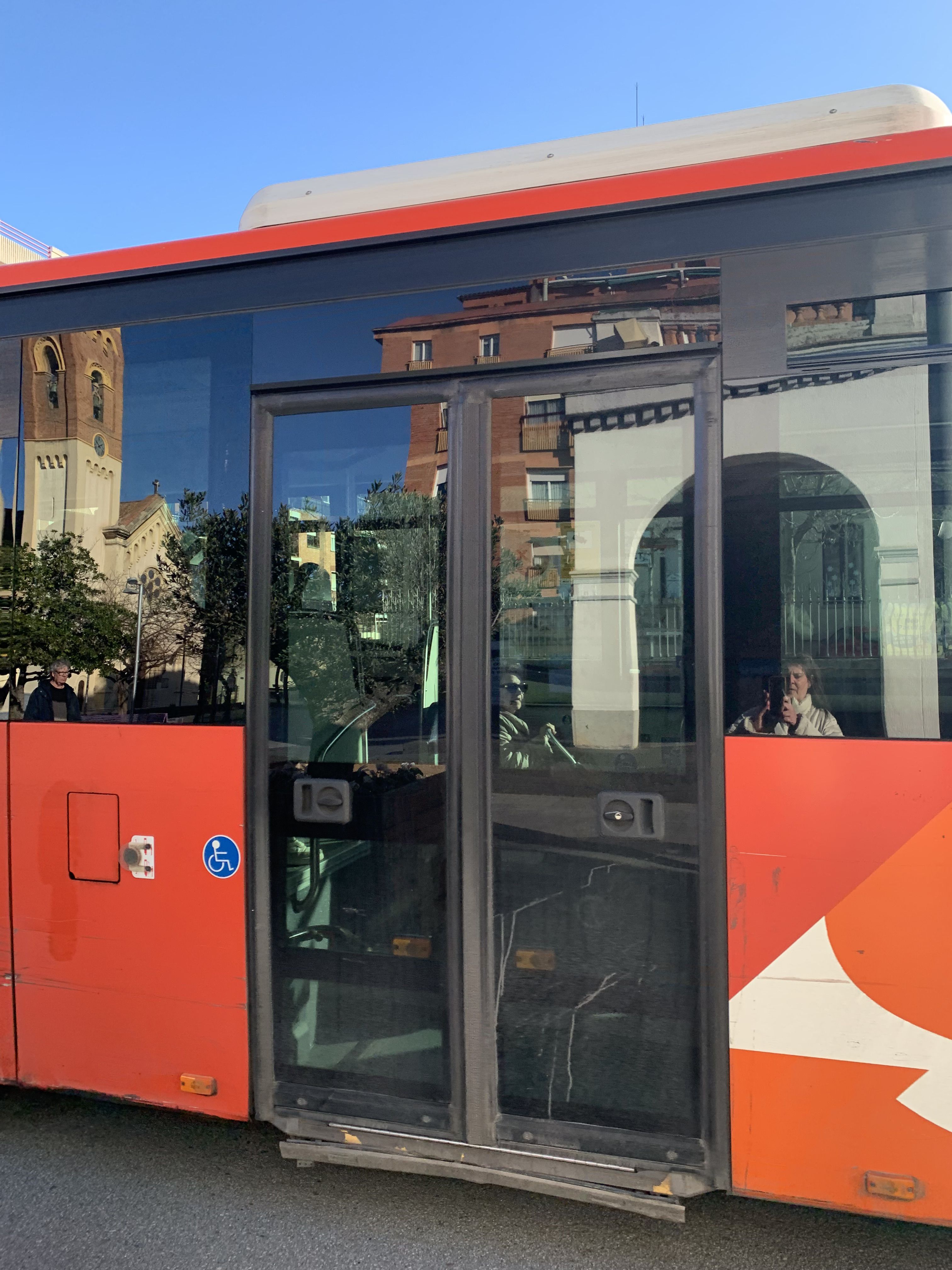 Pas d'un autobús de vianants pel centre de Cerdanyola. Durant el matí d'avui han circulat pràcticament buits. FOTO: Judit Josa