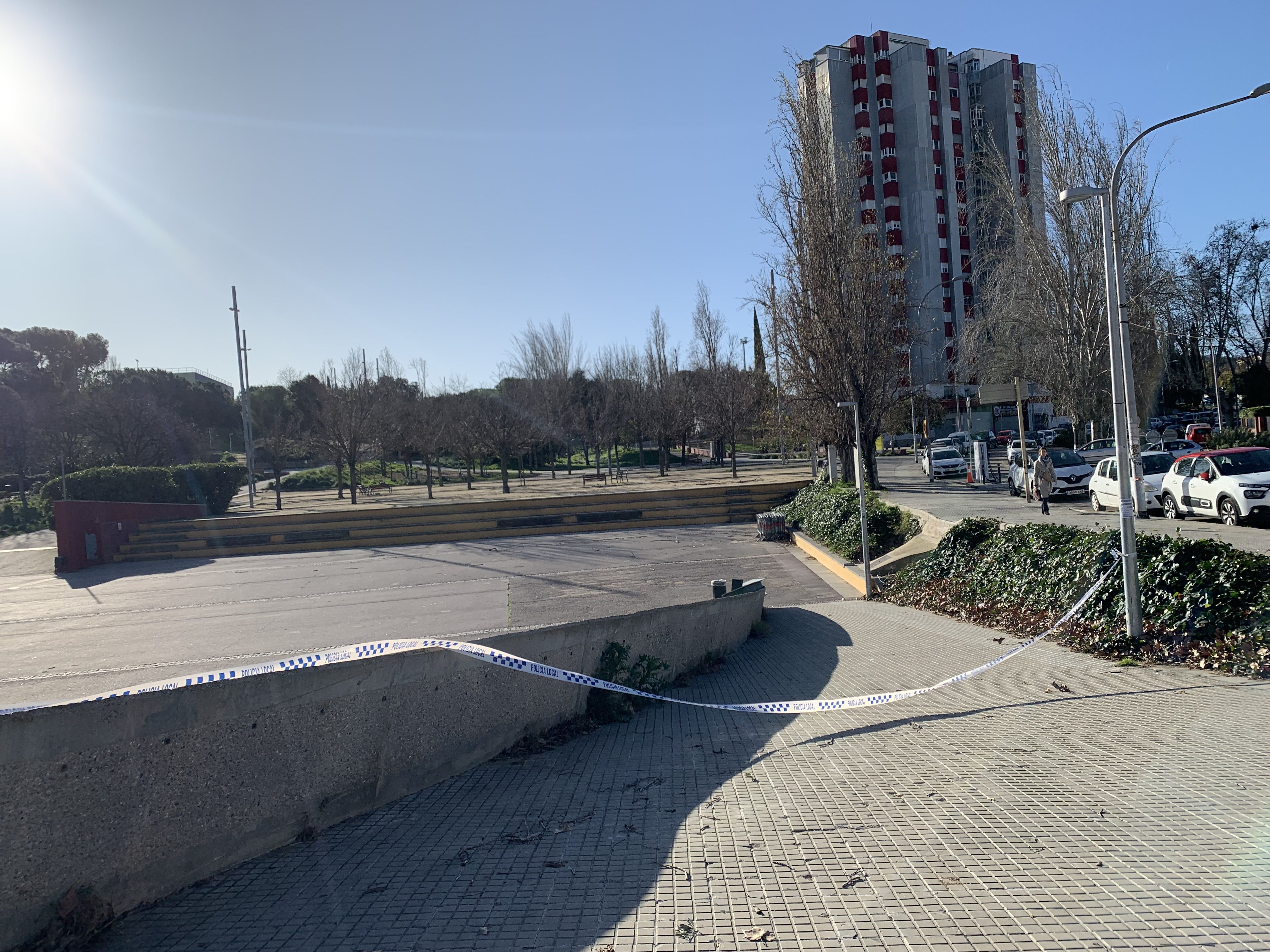 Accés al parc del Turonet precintat per evitar el pas de gent com a mesura de prevenció per les alertes de vent. FOTO: Judit Josa