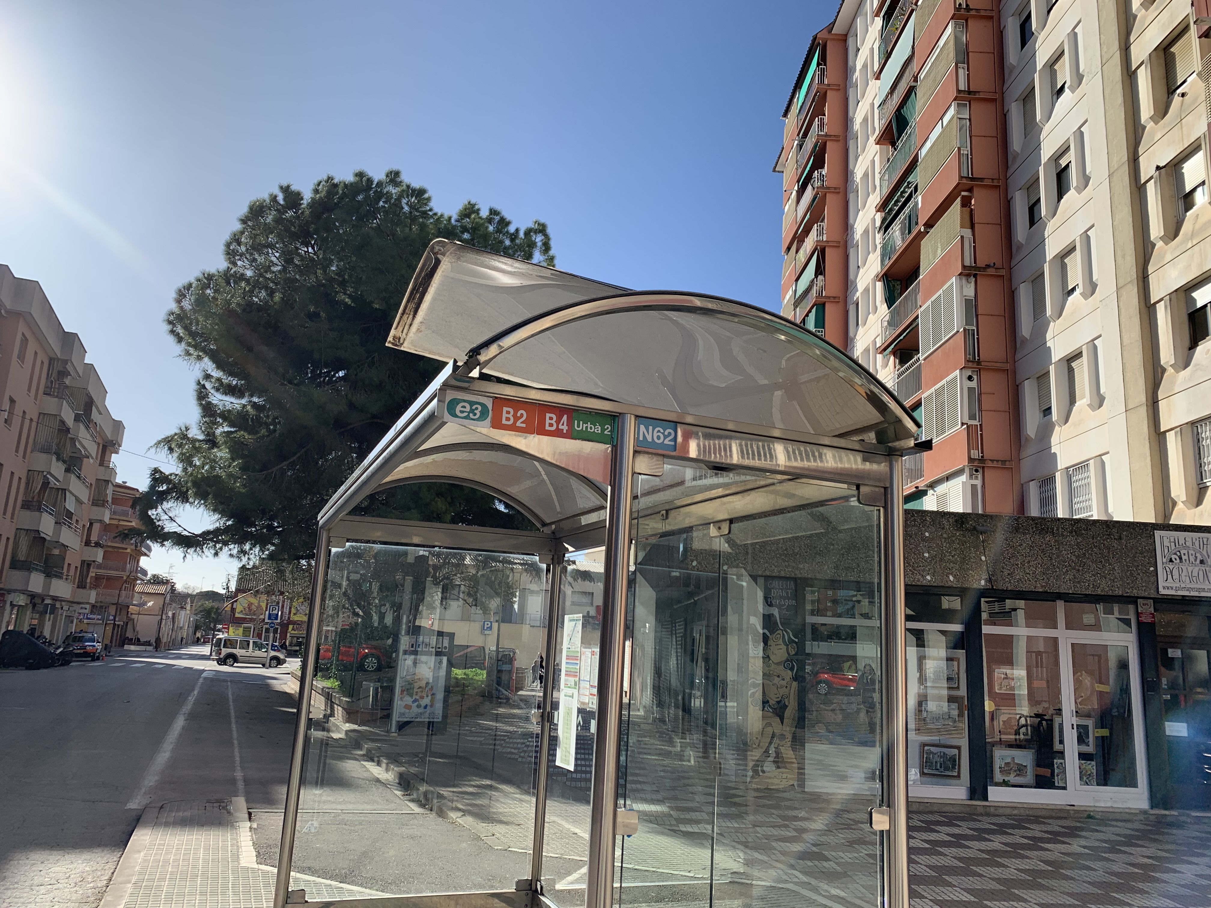 Imatges de la marquesina malmesa pel vent al carrer de Sant Casimir, al barri Banús. FOTO: Judit Josa