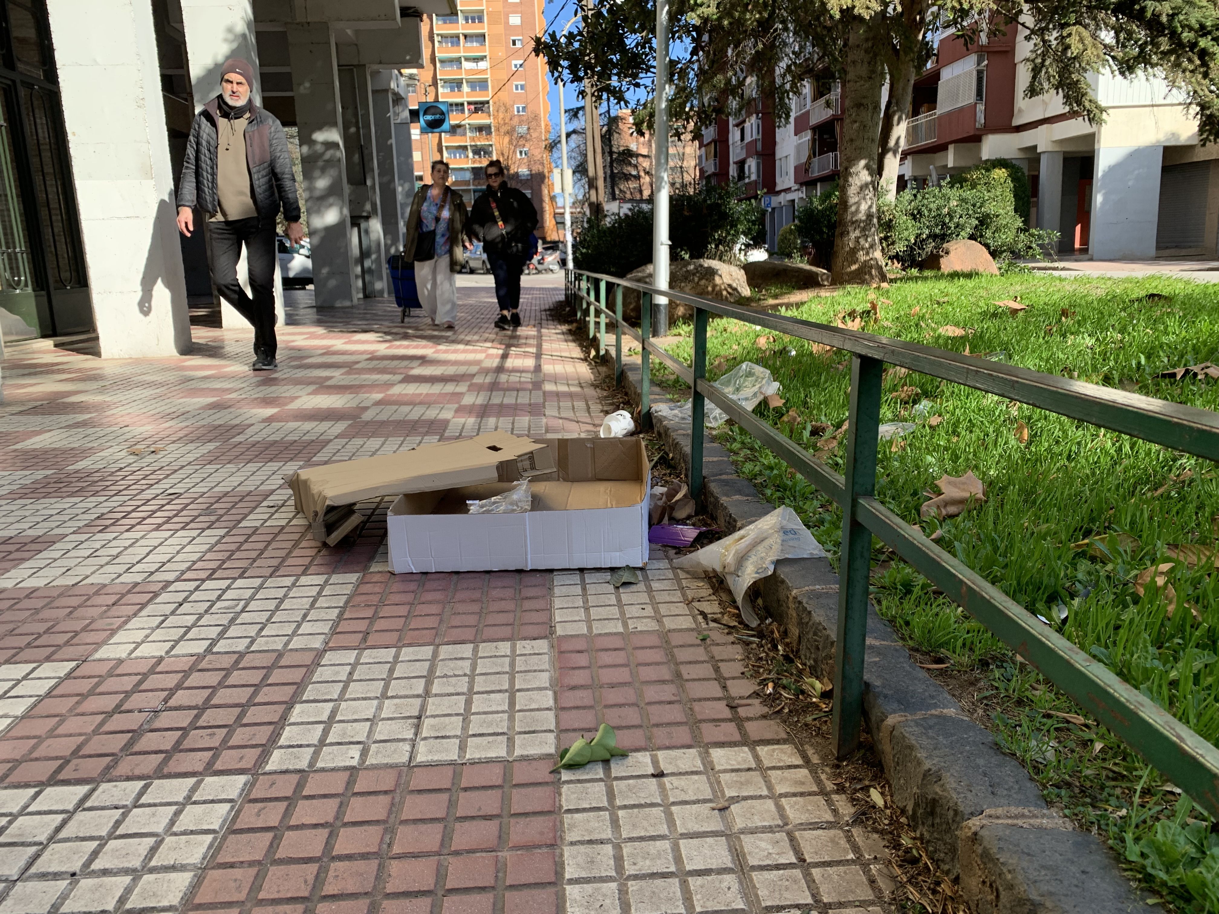 Cartons arrossegats pel vent al barri banús, aquest matí. FOTO: Judit Josa