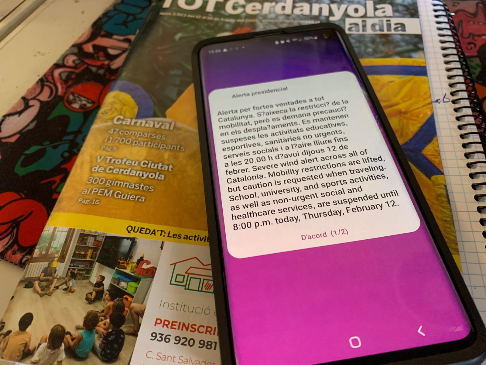 Els mòbils han rebut un nou missatge d’alerta ES-Alert aixecant les restriccions de mobilitat. FOTO: Judit Josa