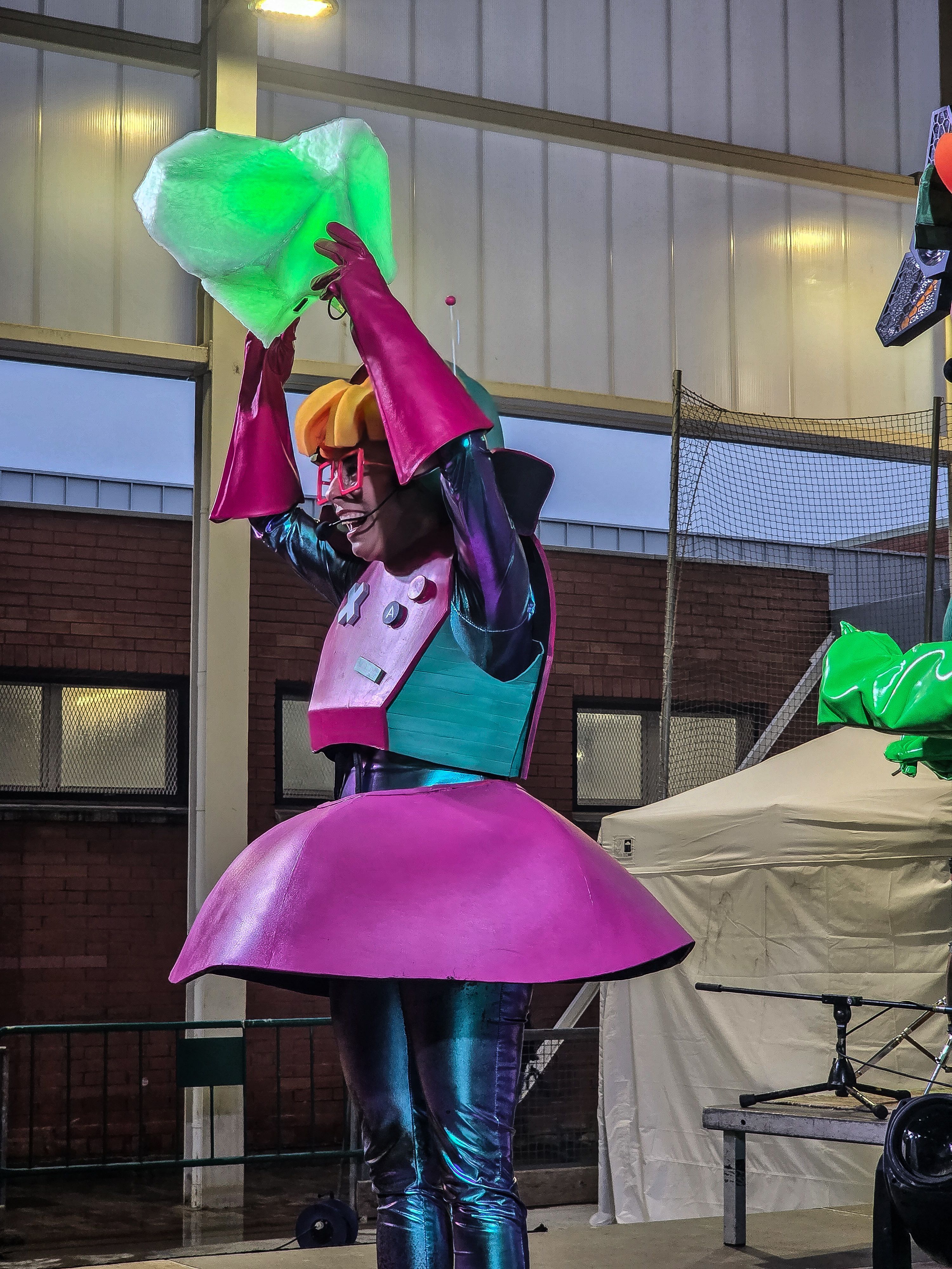 Els Superherois amenitzen la rebuda del Rei Carnestoltes a Can Xarau. FOTO Marc Mata  (2)