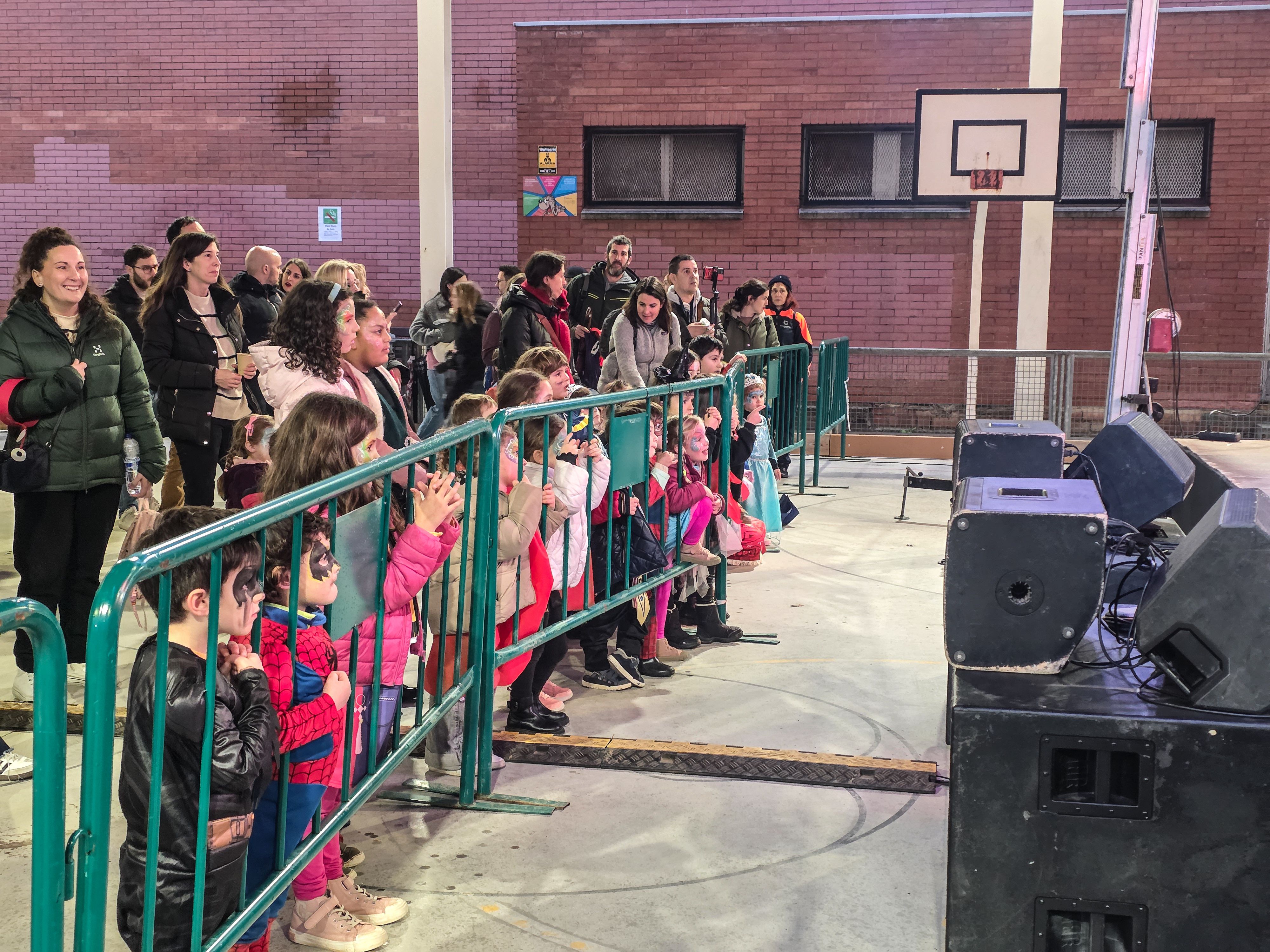 Els Superherois amenitzen la rebuda del Rei Carnestoltes a Can Xarau. FOTO Marc Mata  (3)