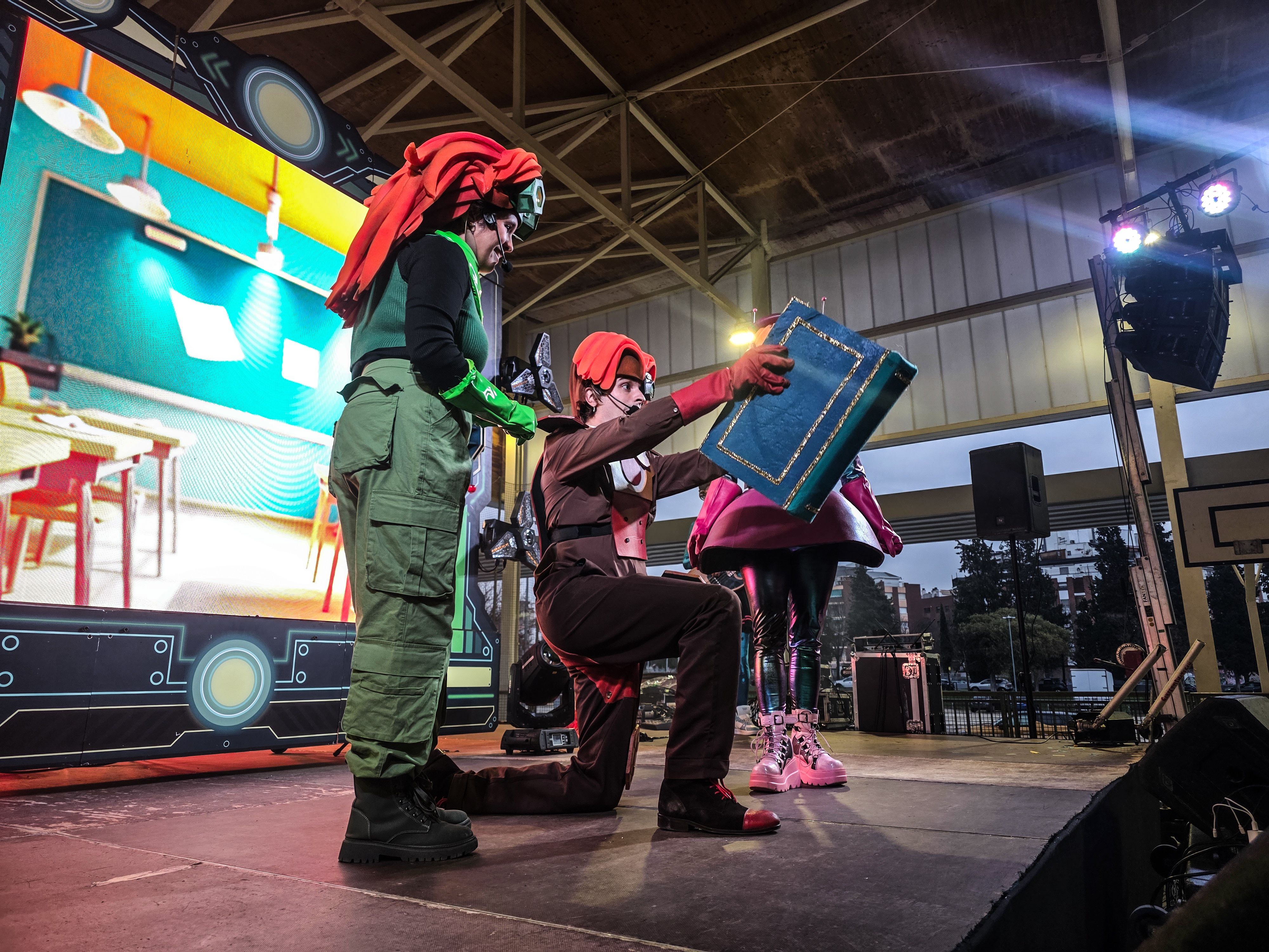 Els Superherois amenitzen la rebuda del Rei Carnestoltes a Can Xarau. FOTO Marc Mata  (4)