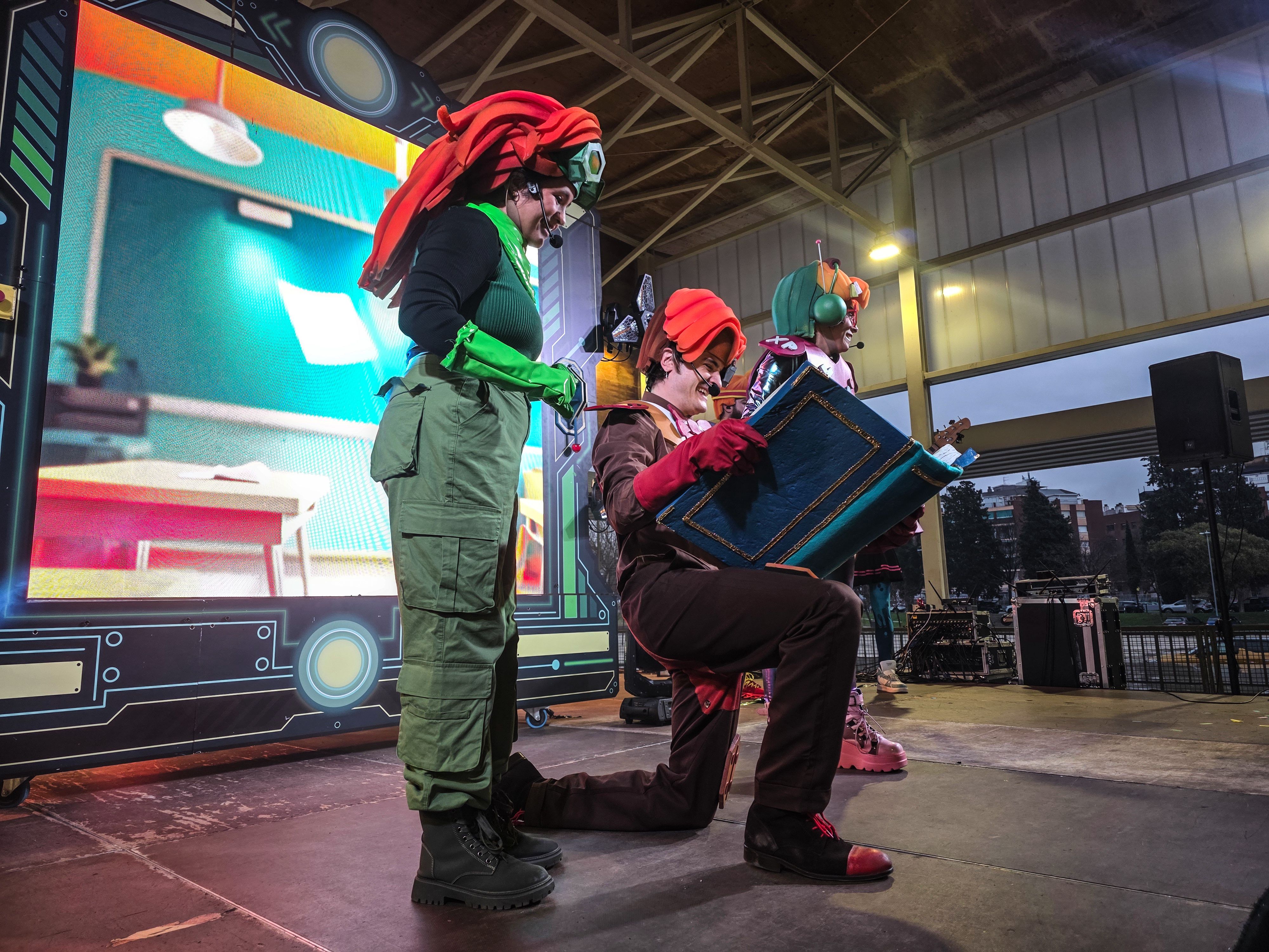 Els Superherois amenitzen la rebuda del Rei Carnestoltes a Can Xarau. FOTO Marc Mata  (6)