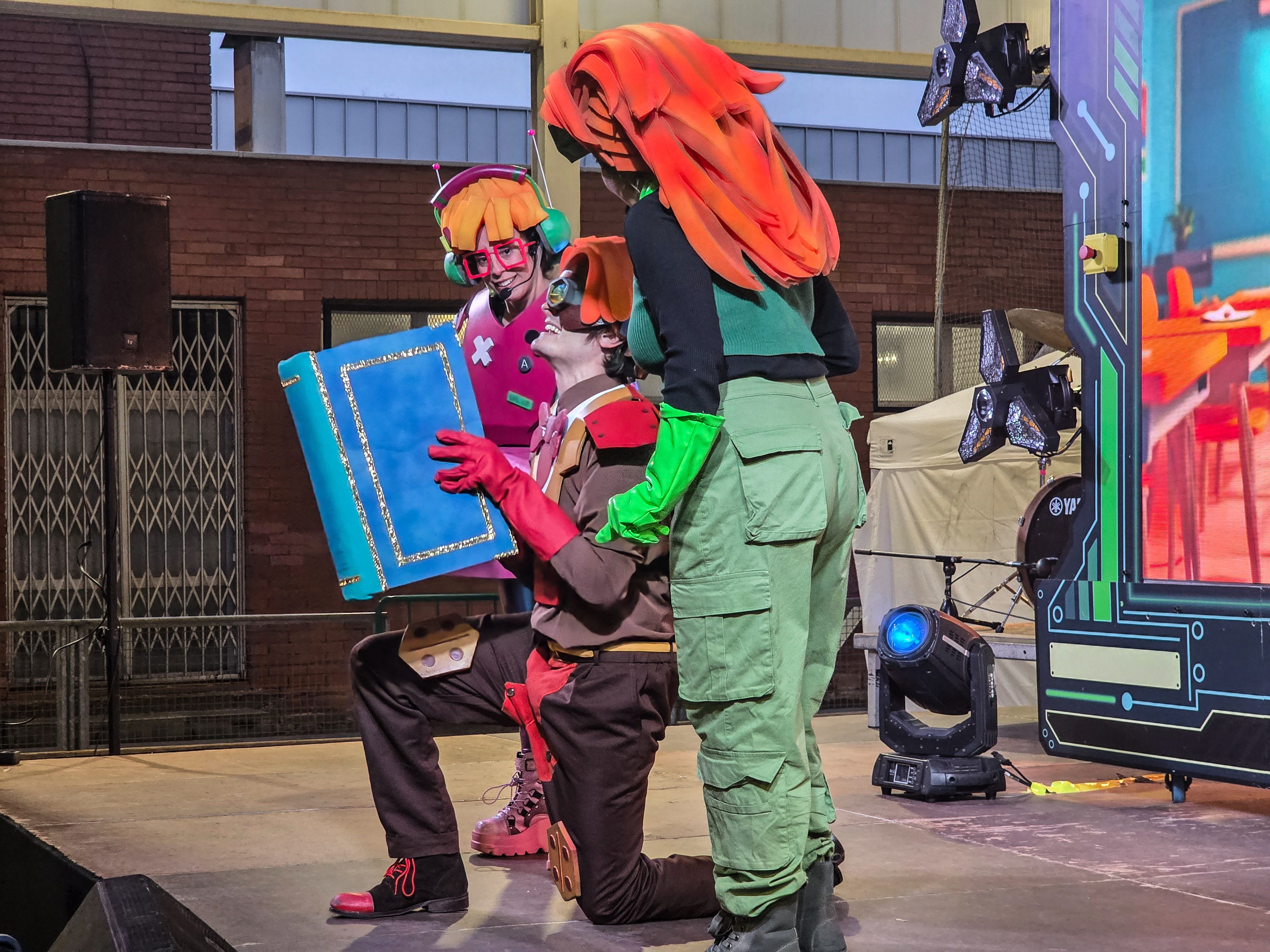 Els Superherois amenitzen la rebuda del Rei Carnestoltes a Can Xarau. FOTO Marc Mata  (7)