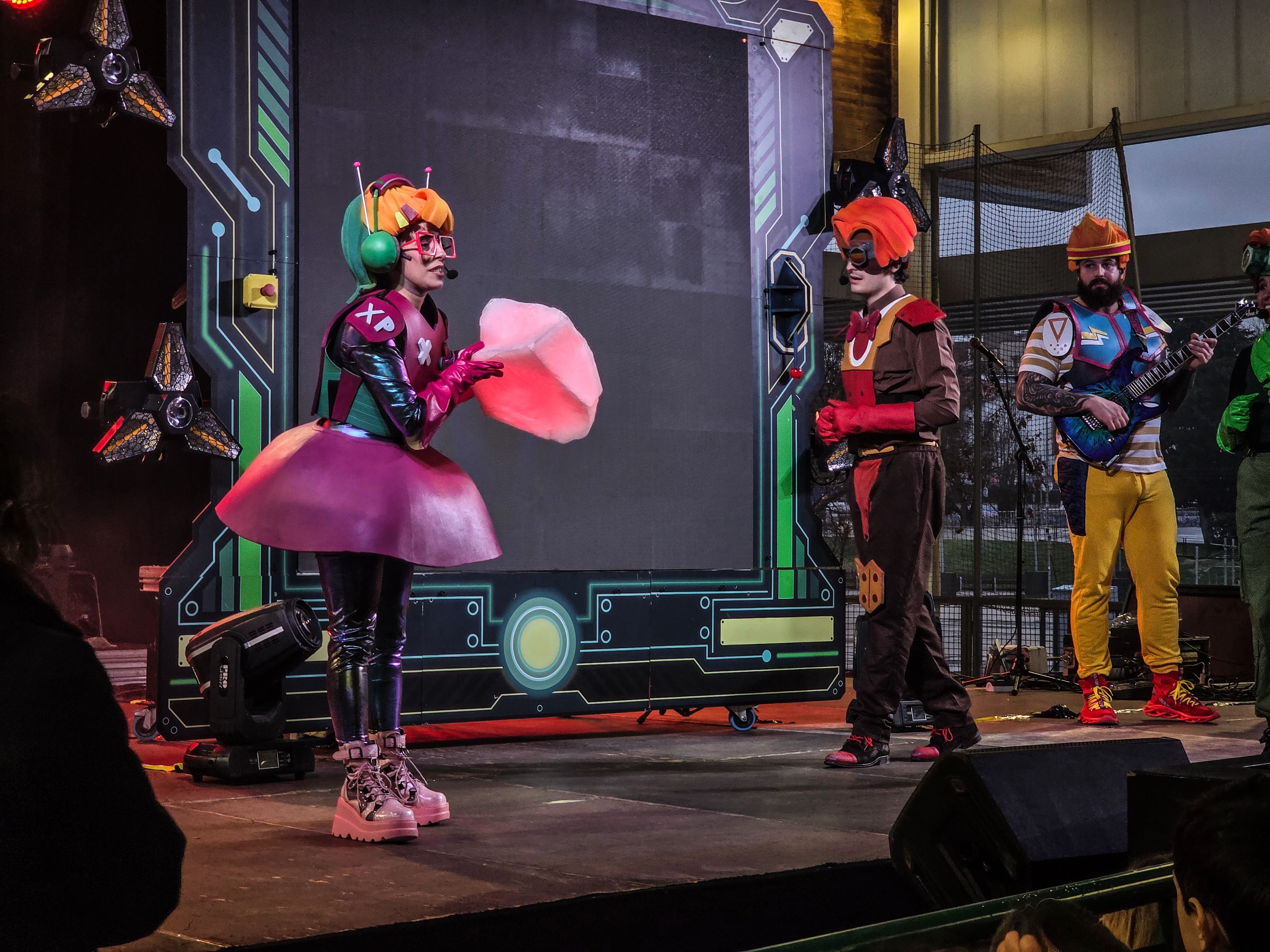 Els Superherois amenitzen la rebuda del Rei Carnestoltes a Can Xarau. FOTO Marc Mata  (8)