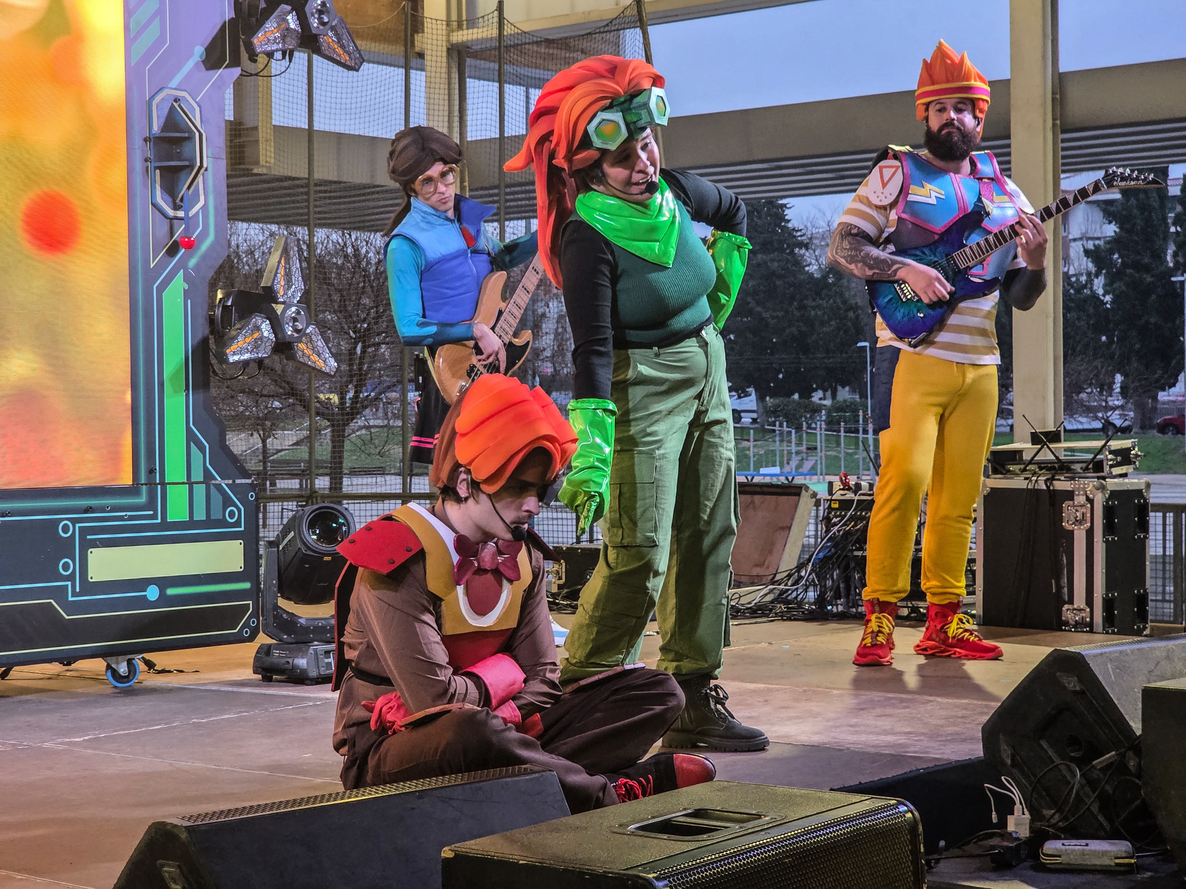 Els Superherois amenitzen la rebuda del Rei Carnestoltes a Can Xarau. FOTO Marc Mata  (10)