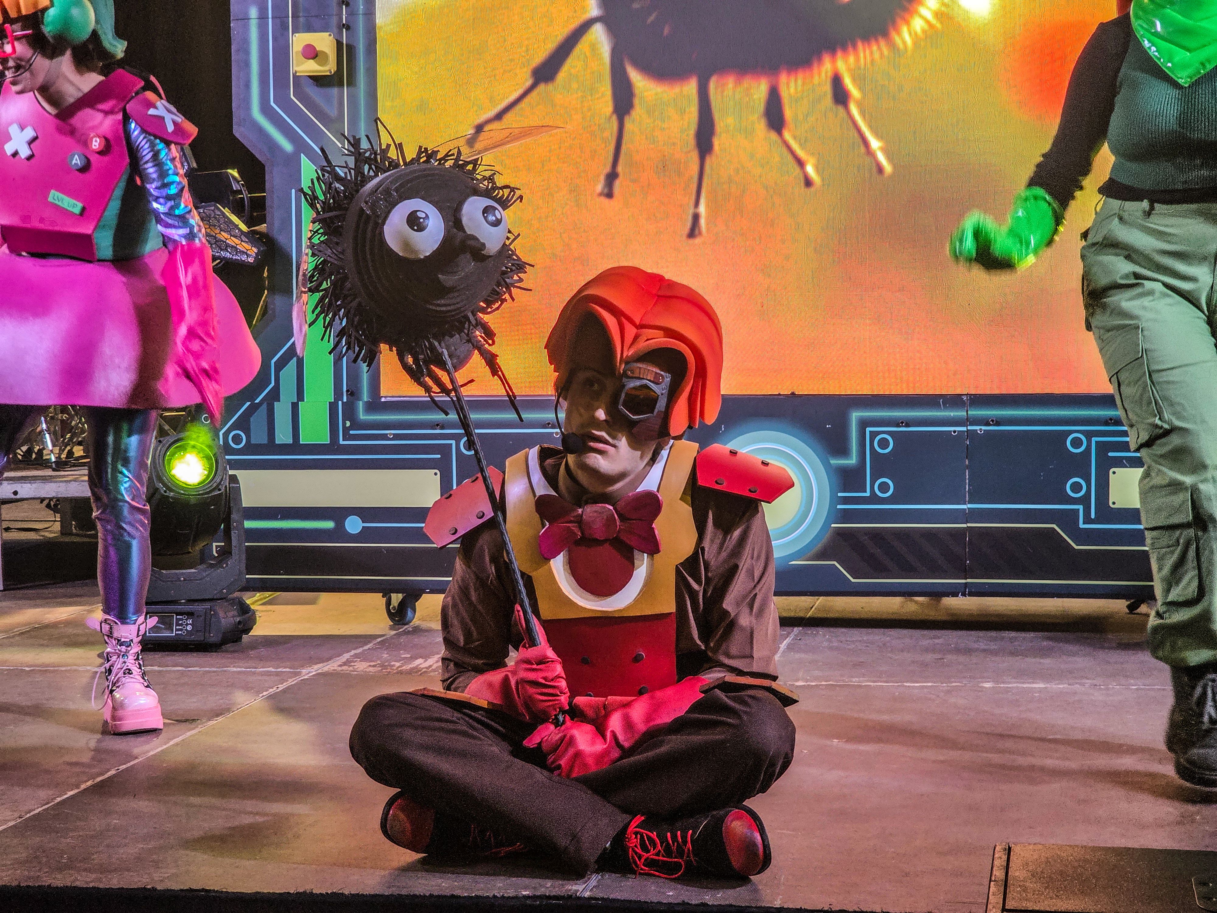 Els Superherois amenitzen la rebuda del Rei Carnestoltes a Can Xarau. FOTO Marc Mata  (11)