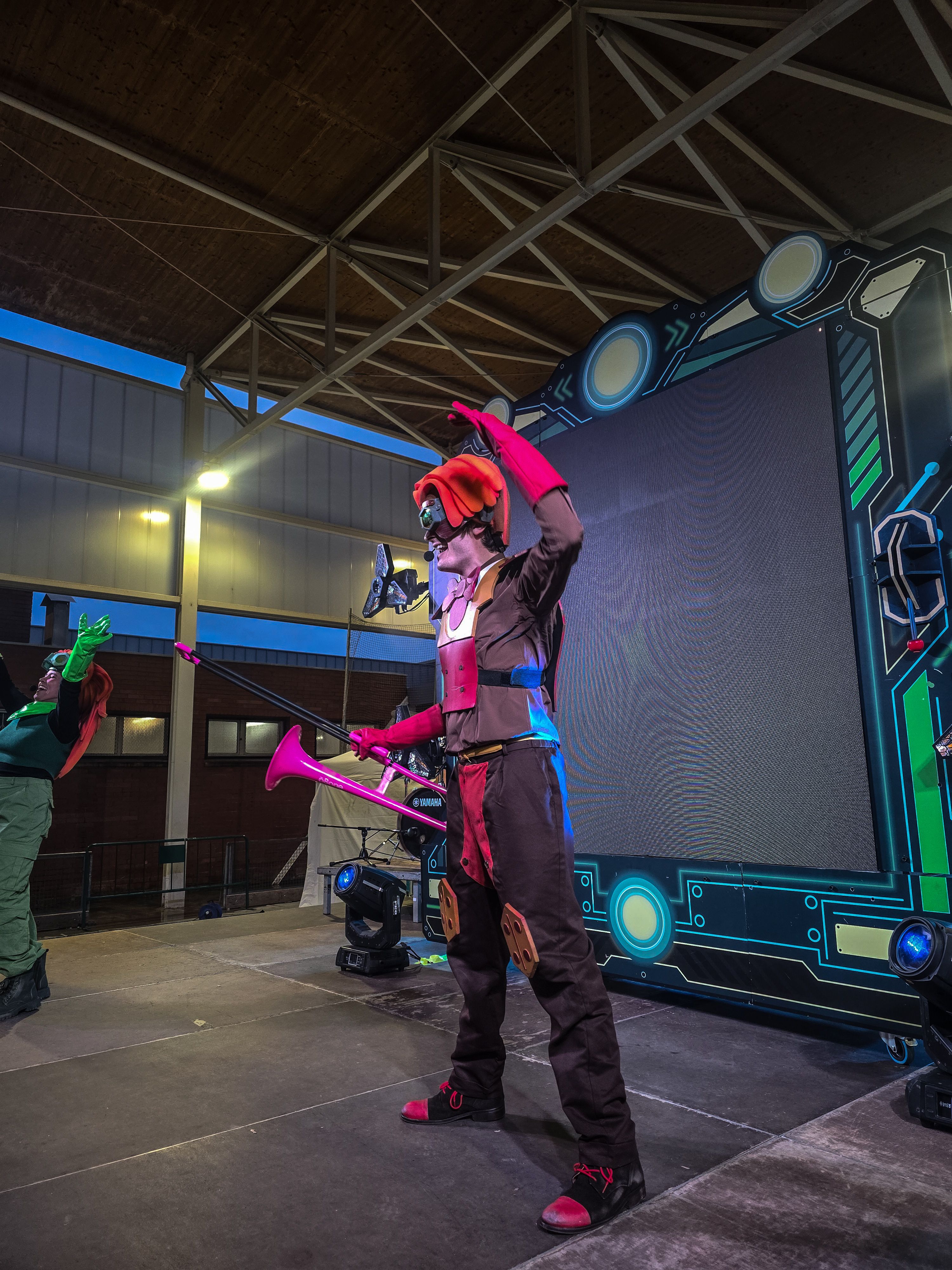 Els Superherois amenitzen la rebuda del Rei Carnestoltes a Can Xarau. FOTO Marc Mata  (13)