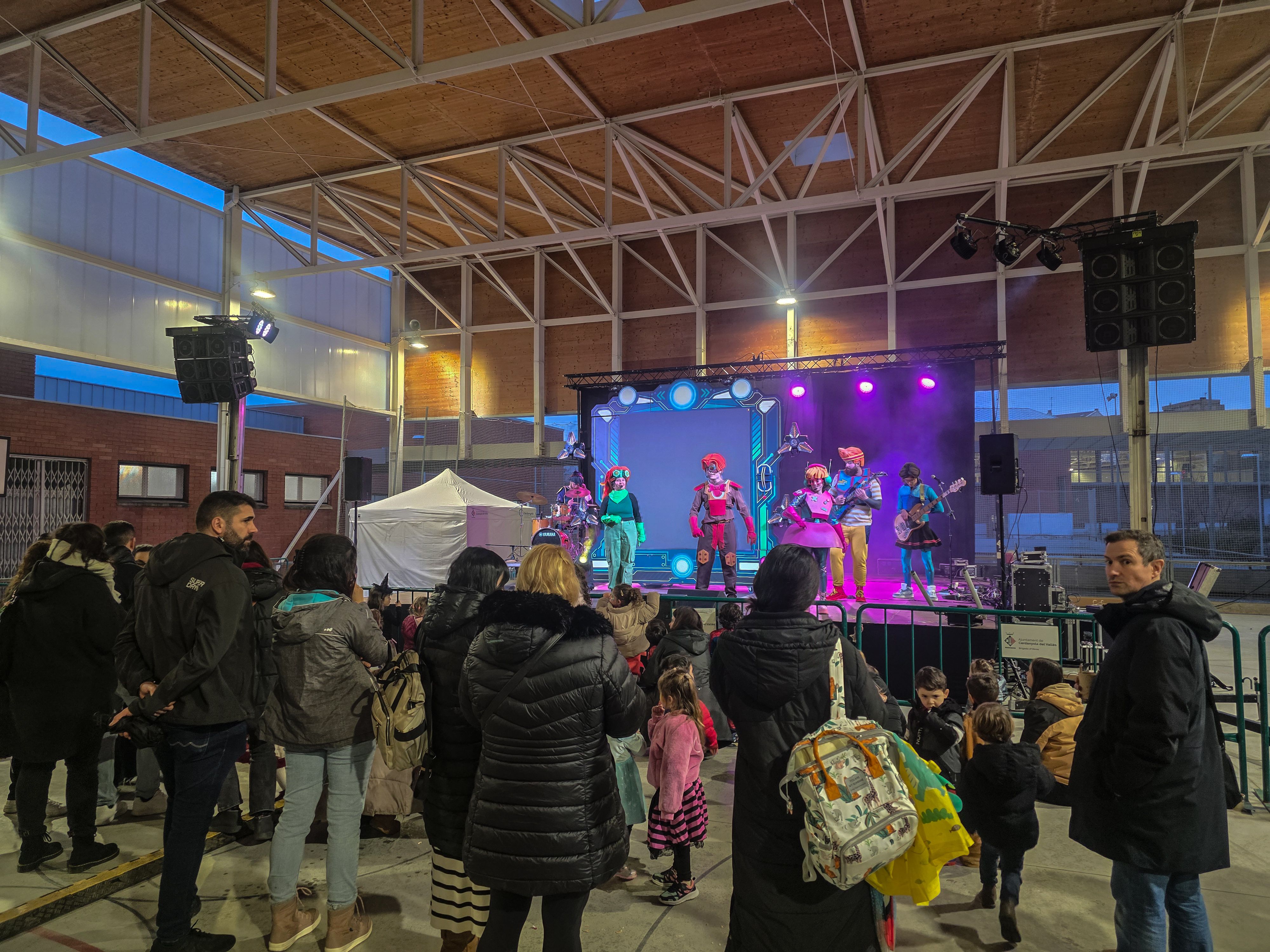 Els Superherois amenitzen la rebuda del Rei Carnestoltes a Can Xarau. FOTO Marc Mata  (16)