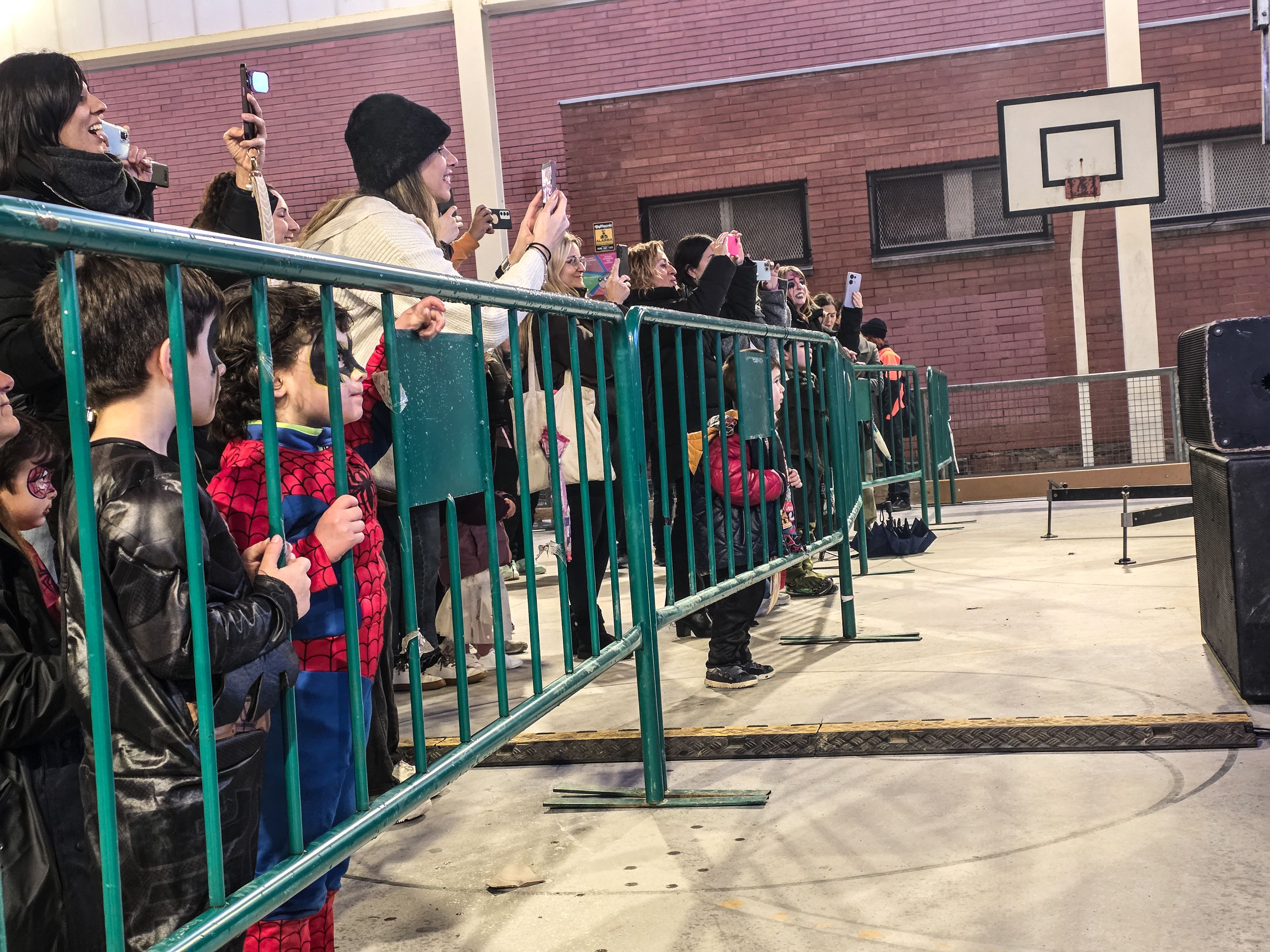 Els Superherois amenitzen la rebuda del Rei Carnestoltes a Can Xarau. FOTO Marc Mata  (28)