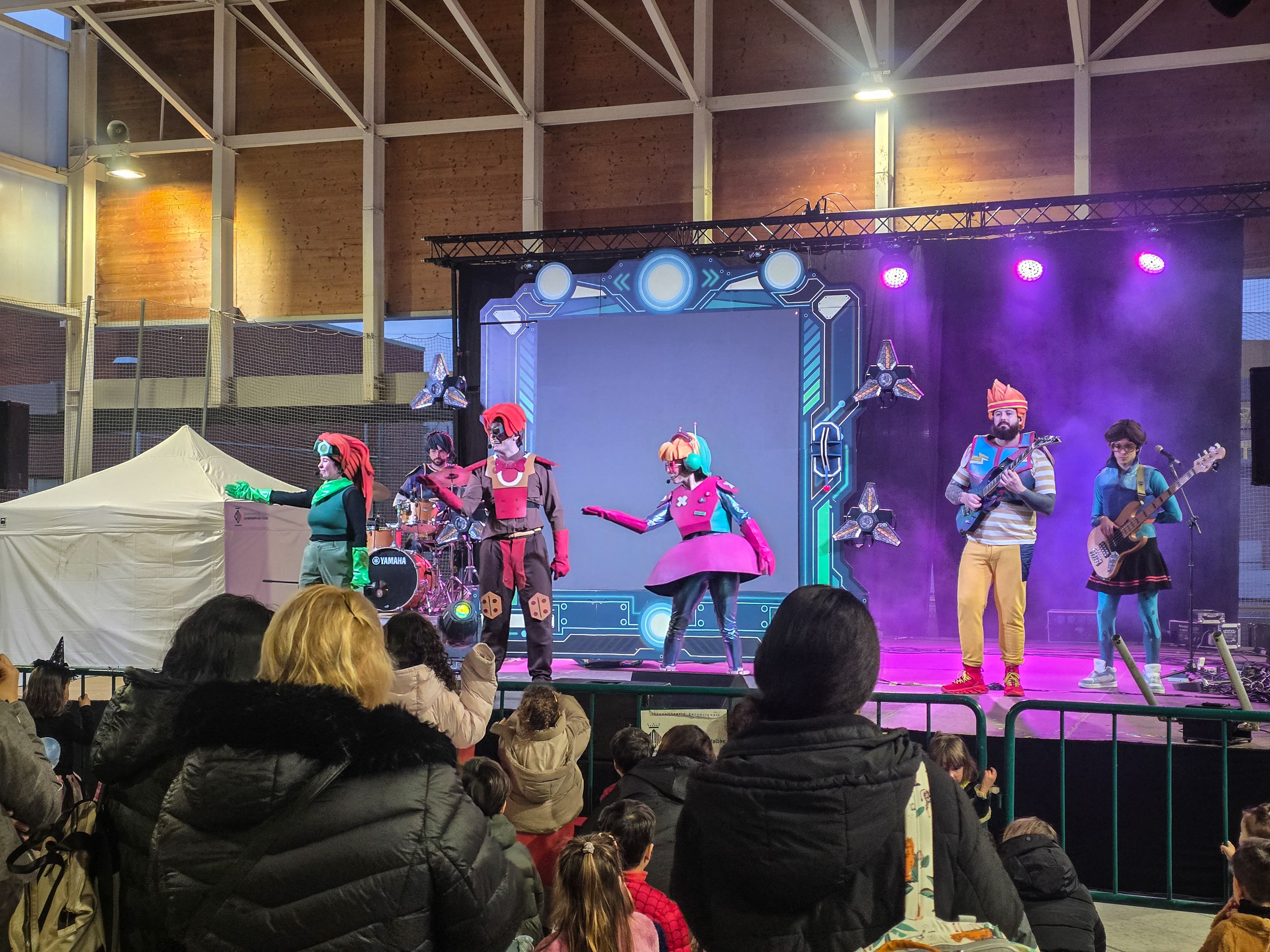 Els Superherois amenitzen la rebuda del Rei Carnestoltes a Can Xarau. FOTO Marc Mata  (18)