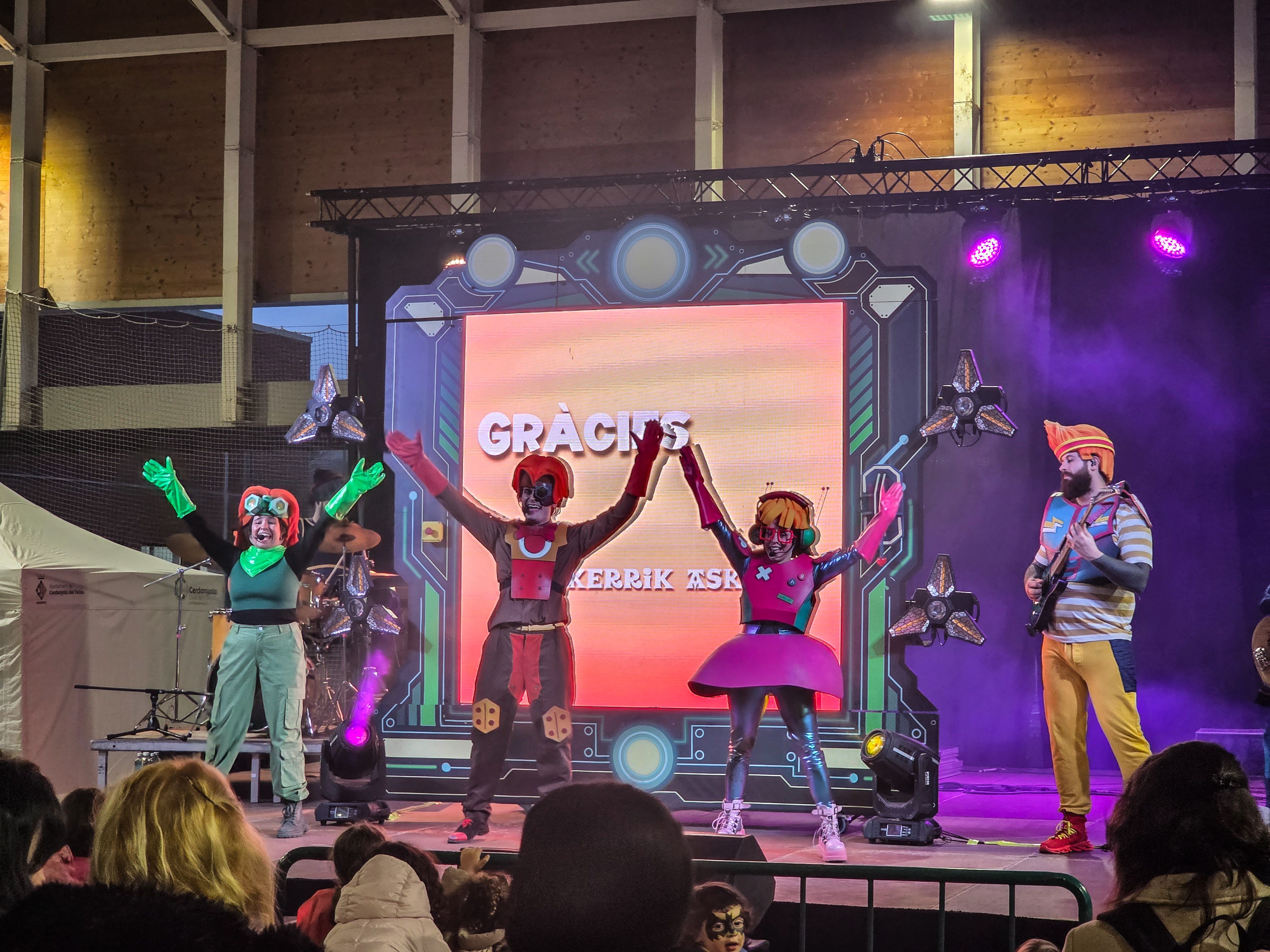 Els Superherois amenitzen la rebuda del Rei Carnestoltes a Can Xarau. FOTO Marc Mata  (19)